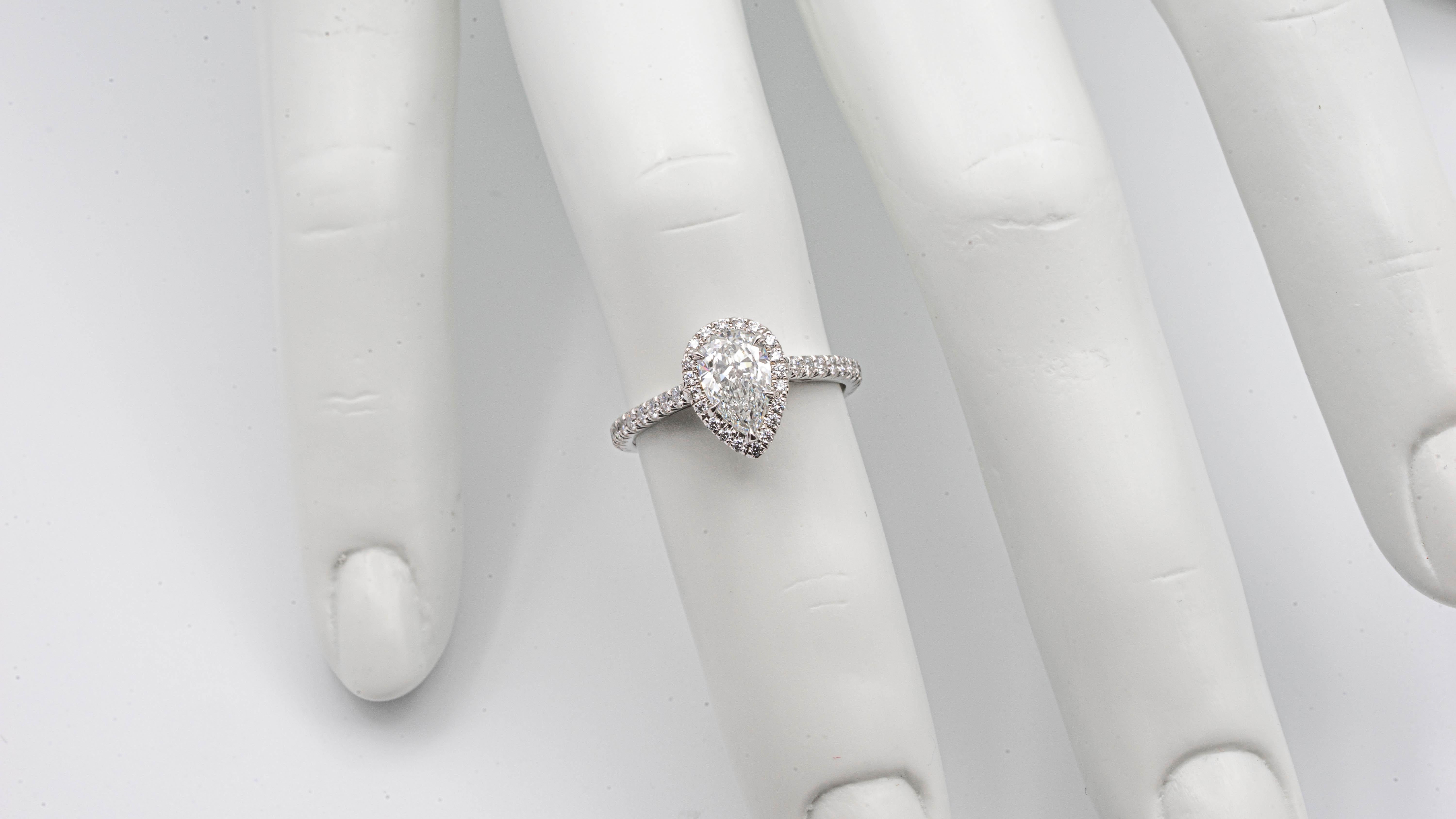Tiffany & Co. Soleste 1.09 Carat TW G-VS1 Pear Shape Engagement Ring in Platinum In Excellent Condition In New York, NY
