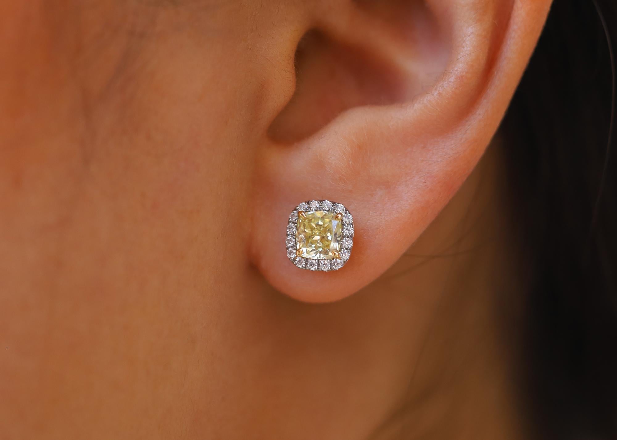 Un ensemble de boucles d'oreilles halo en diamant jaune naturel signé Tiffany & Co., de la Collection Soleste. Deux diamants jaunes fantaisie rayonnent avec des facettes brillantes qui leur confèrent un éclat supplémentaire. Totalisant 1,20 carats,