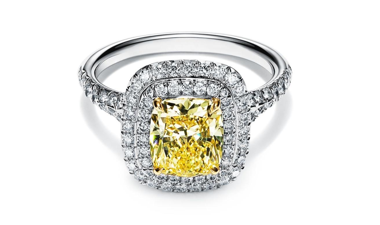 Tiffany & Co. Anello di fidanzamento Soleste a doppio alone
L'anello è in platino 950 e oro giallo 750 18 carati.
La pietra centrale è di 1,24 carati di colore giallo vivo VVS1.
Ci sono 0,45 carati di diamanti bianchi F VVS
L'anello è una misura 5.5