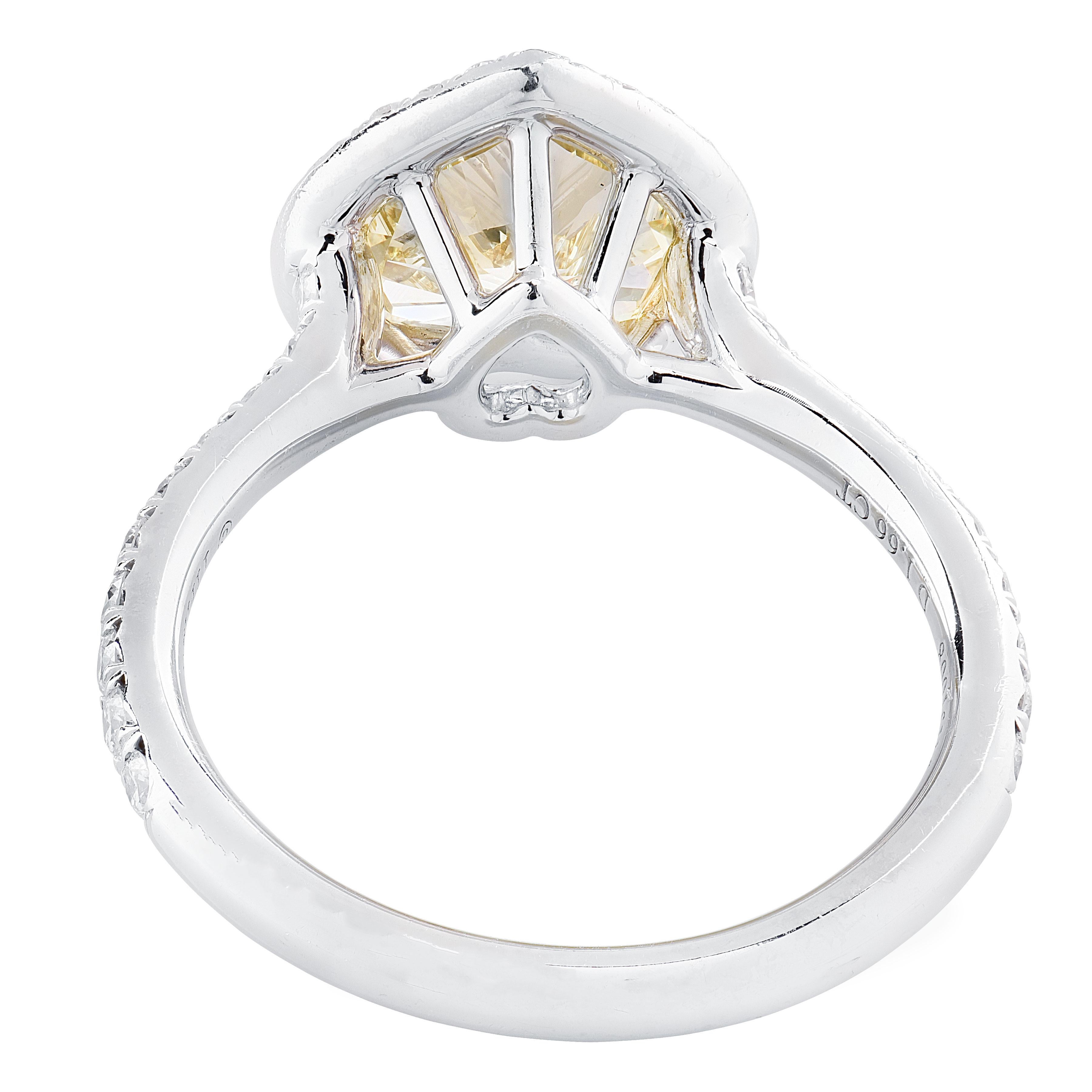Squisitamente realizzato in oro bianco 18 carati, questo magnifico anello della rinomata collezione Collection'S. White di Tiffany & Co. mette in mostra la celebre maestria e l'attenzione ai dettagli della Maison. Il cuore è costituito da uno