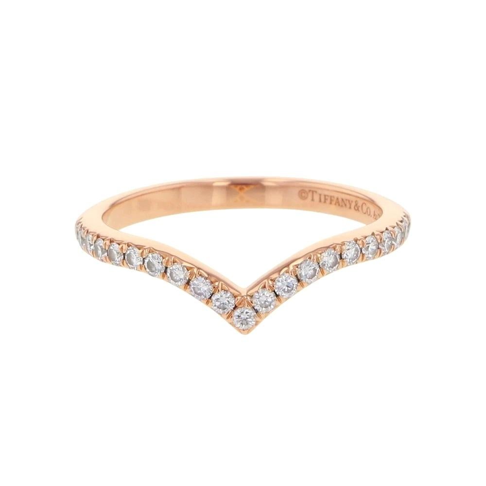 TIFFANY & Co. Anillo Soleste V de Diamantes en Oro Rosa de 18 quilates 4,5

Diseñado para anidar con tu anillo de compromiso Tiffany, Tiffany Soleste V está elaborado con líneas limpias y una silueta estilizada que lo hacen perfecto para apilar.
