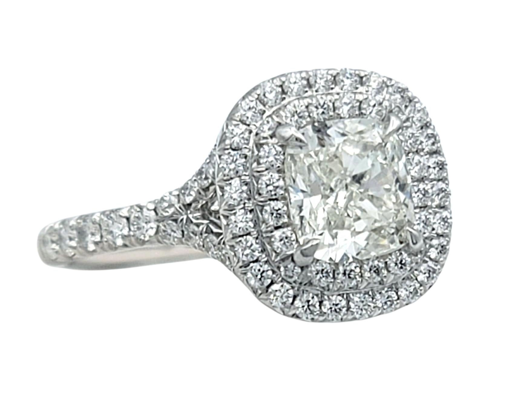 Contemporaneo Tiffany & Co. Anello di fidanzamento in platino con doppio alone di diamanti taglio cuscino Soleste in vendita