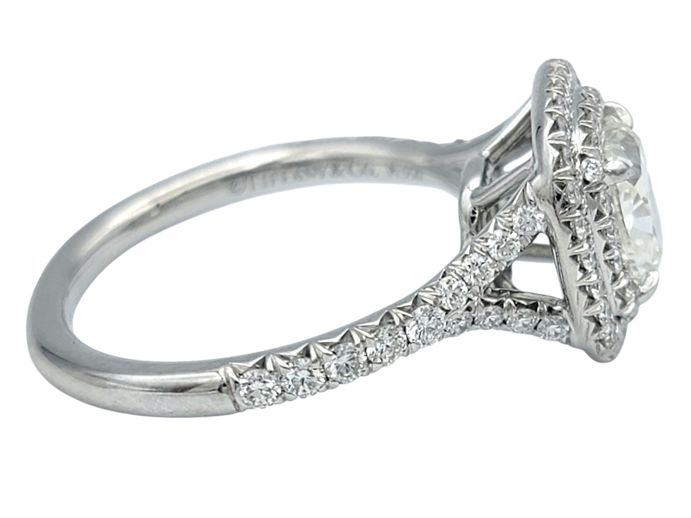 Taglio cuscino Tiffany & Co. Anello di fidanzamento in platino con doppio alone di diamanti taglio cuscino Soleste in vendita