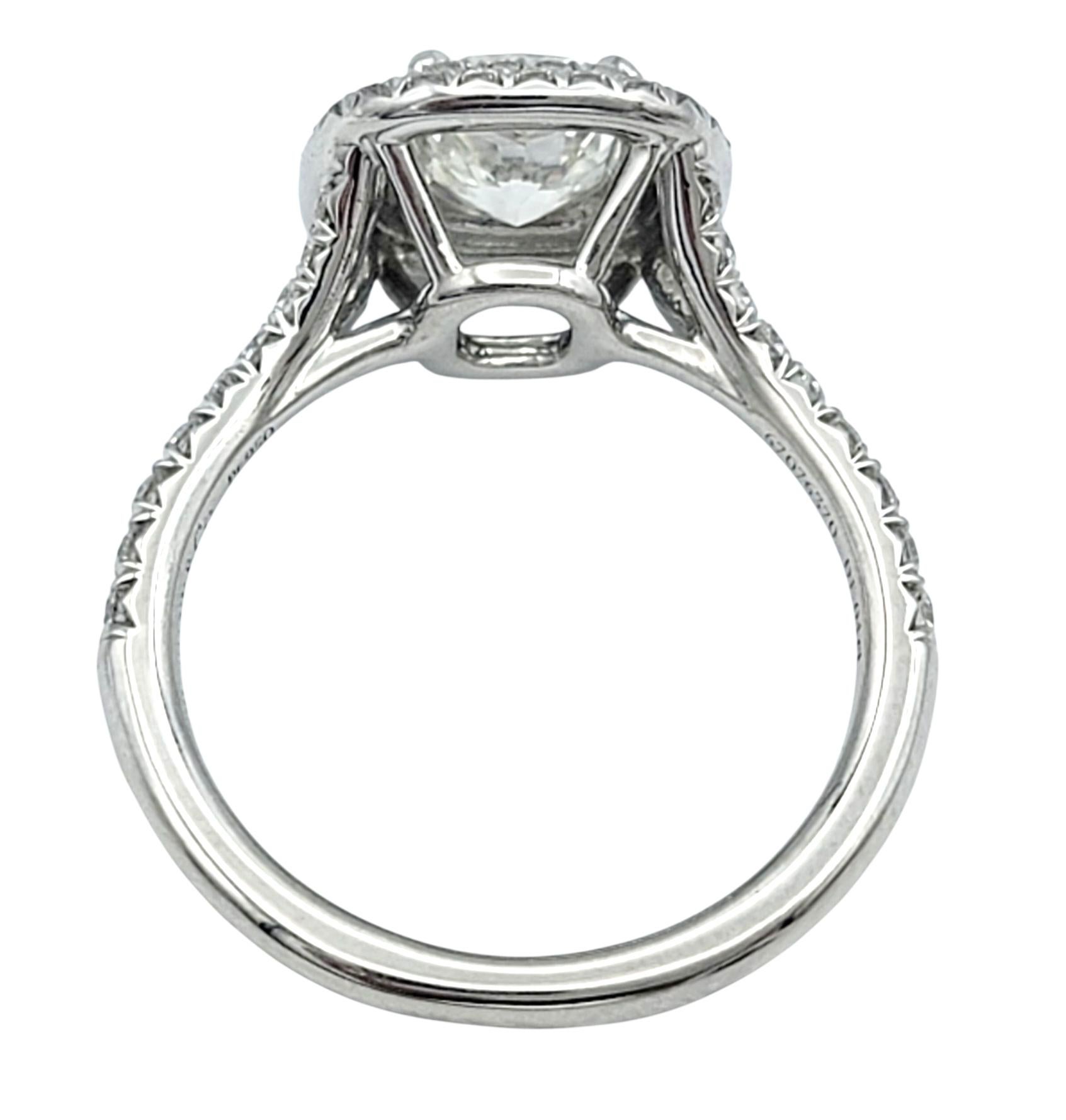 Tiffany & Co. Anello di fidanzamento in platino con doppio alone di diamanti taglio cuscino Soleste In condizioni buone in vendita a Scottsdale, AZ