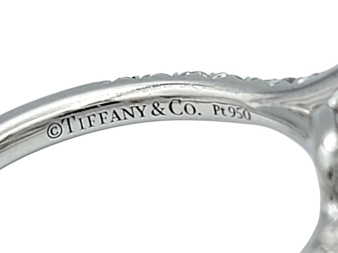 Donna Tiffany & Co. Anello di fidanzamento in platino con doppio alone di diamanti taglio cuscino Soleste in vendita