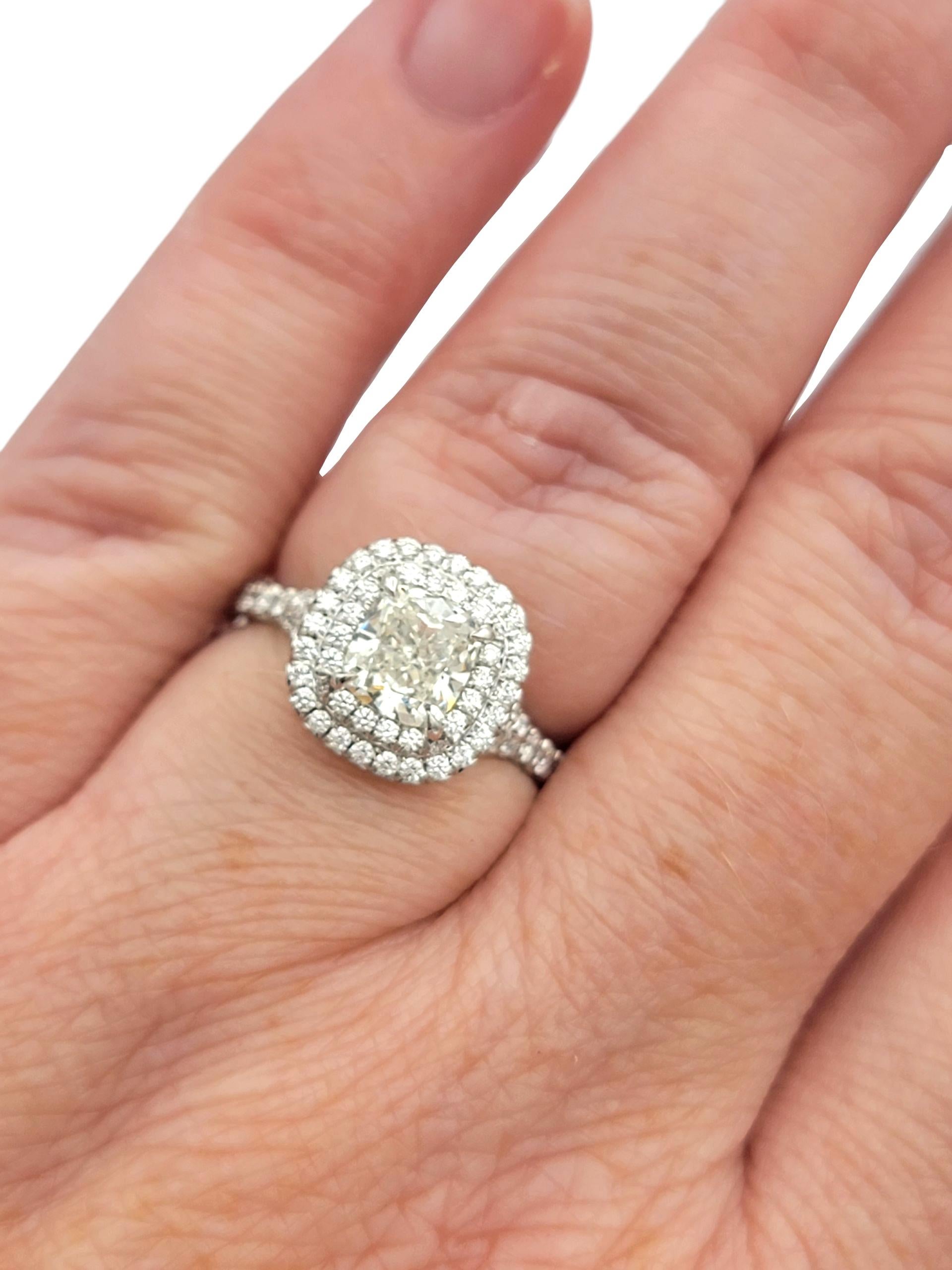 Tiffany & Co. Anello di fidanzamento in platino con doppio alone di diamanti taglio cuscino Soleste in vendita 3