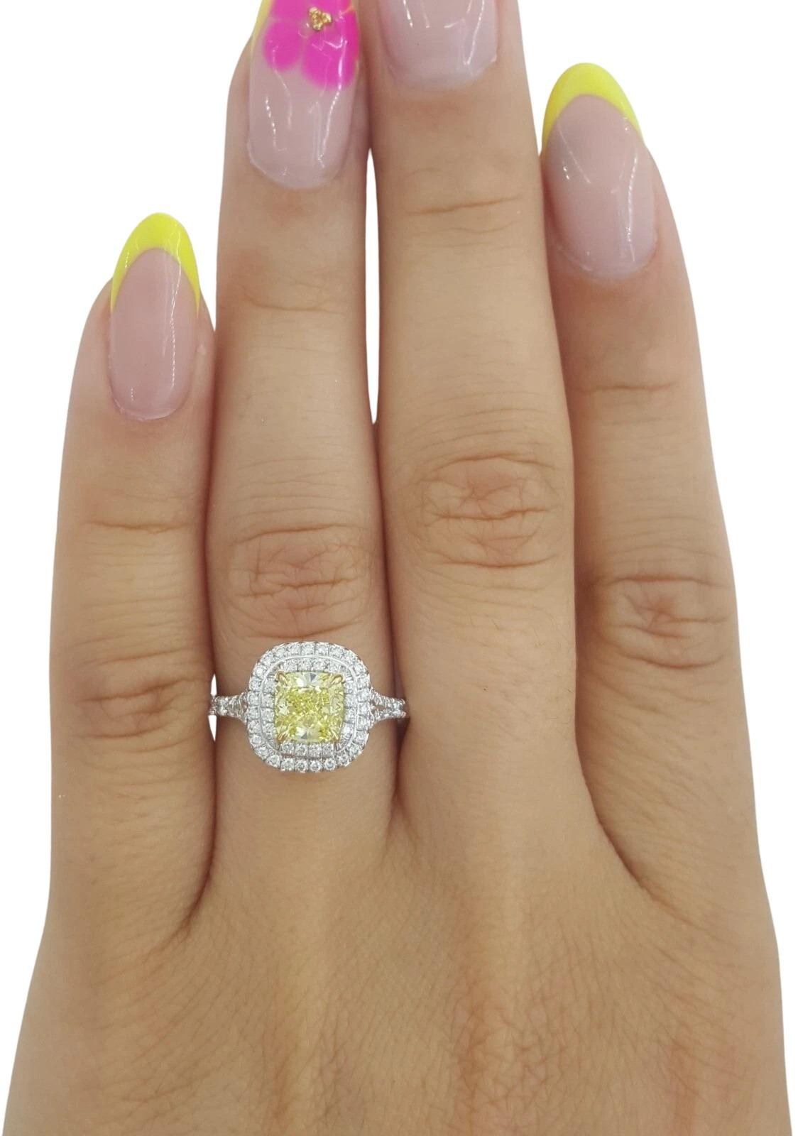 Taglio cuscino Tiffany & Co. Anello con diamante giallo intenso Soleste Cushion Double Halo Fancy in vendita