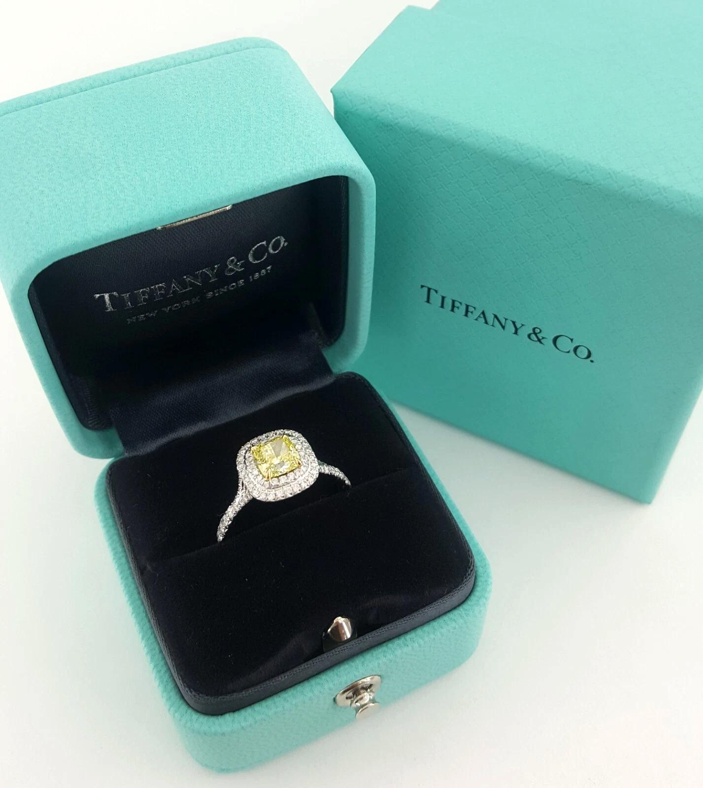 Tiffany & Co. Anello con diamante giallo intenso Soleste Cushion Double Halo Fancy In condizioni ottime in vendita a Chicago, IL