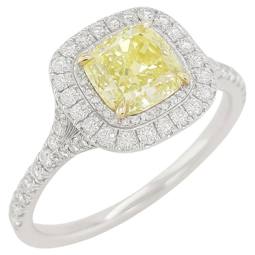 Questo anello di fidanzamento Soleste, un capolavoro senza tempo di Tiffany & Co., presenta al centro un meraviglioso diamante naturale Fancy Intense Yellow da 0,90 carati con taglio a cuscino. Classificato VVS1 con un taglio ideale, il diamante