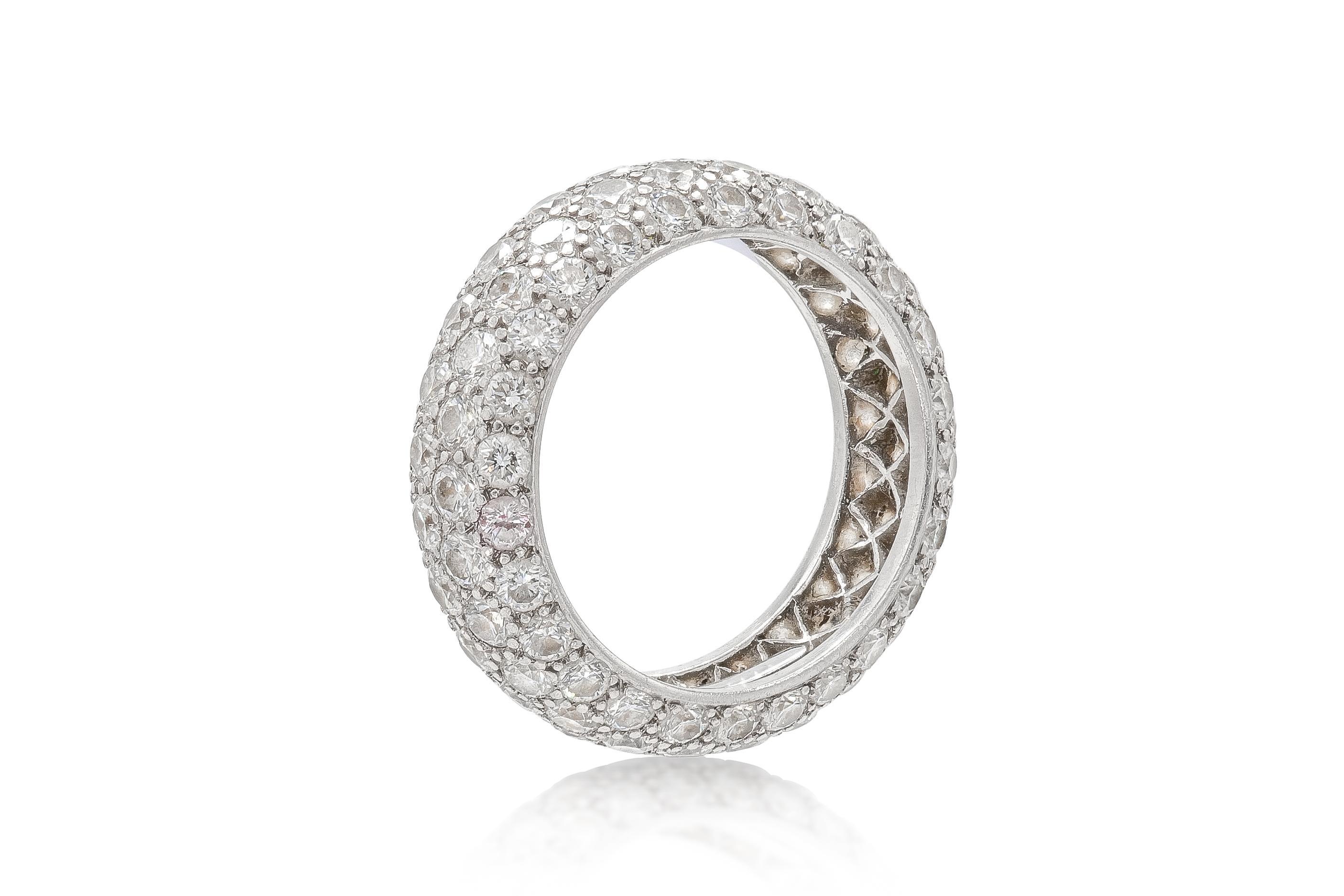 Finemente realizzato in platino con diamanti rotondi taglio Brilliante incastonati per un totale di circa 3,00 carati.
Firmato da Tiffany & Co., dalla collezione Soleste.
Taglia 3 3/4