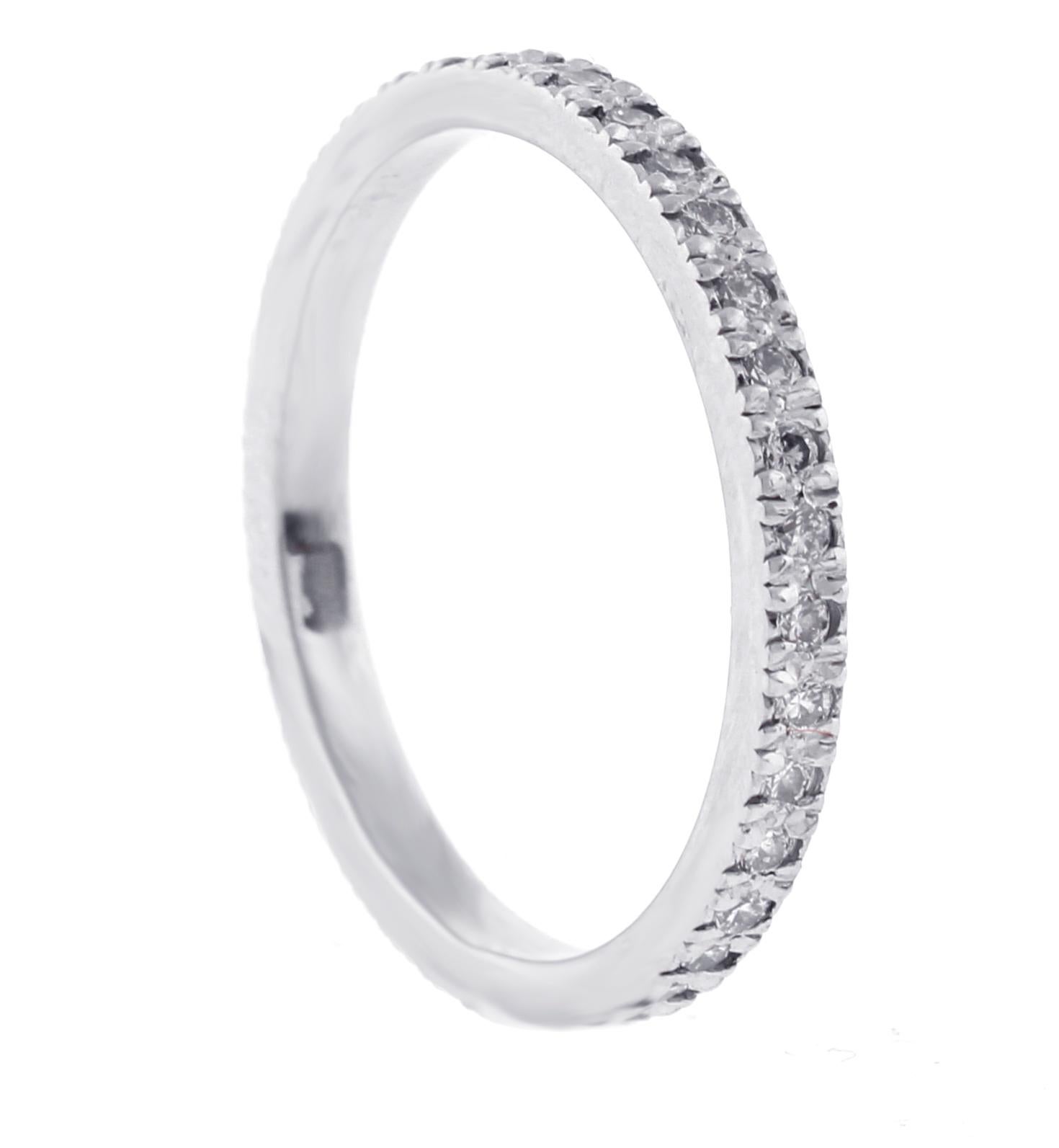 Esta exquisita pieza de Tiffany & Co. El anillo Soleste de círculo completo presenta una hilera sin fisuras de brillantes diamantes redondos, con un total de 0,34 quilates, engastados con maestría en lujoso platino. Diseñado en un estilo clásico de