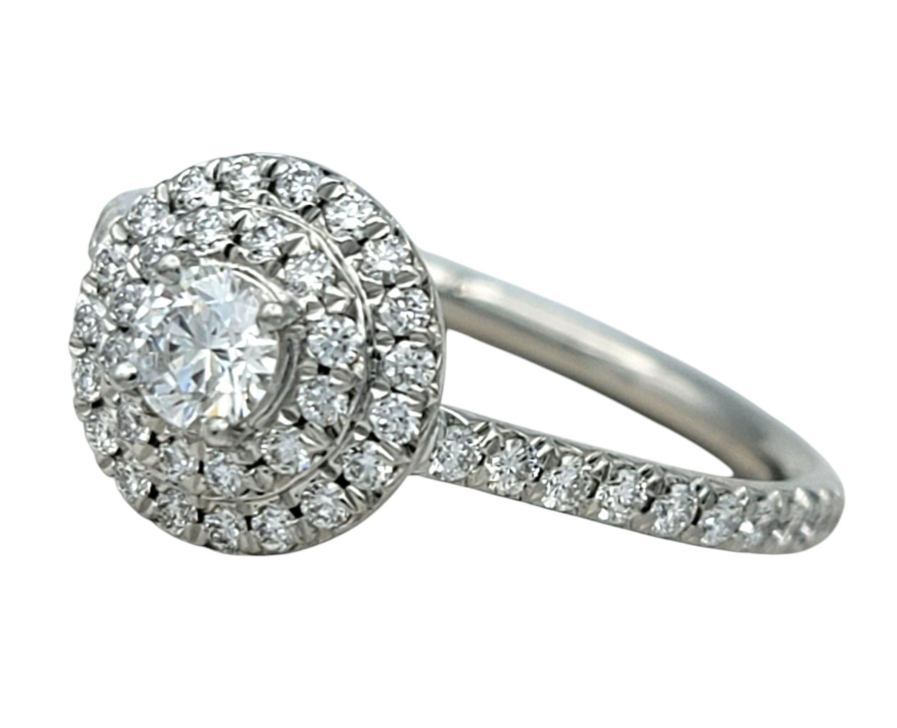 Tamaño del anillo: 6 

Esta increíble pieza de Tiffany & Co. El anillo Soleste presenta un brillante diamante de talla redonda rodeado por un deslumbrante halo doble de diamantes de acento, creando una sorprendente sensación de profundidad y brillo.