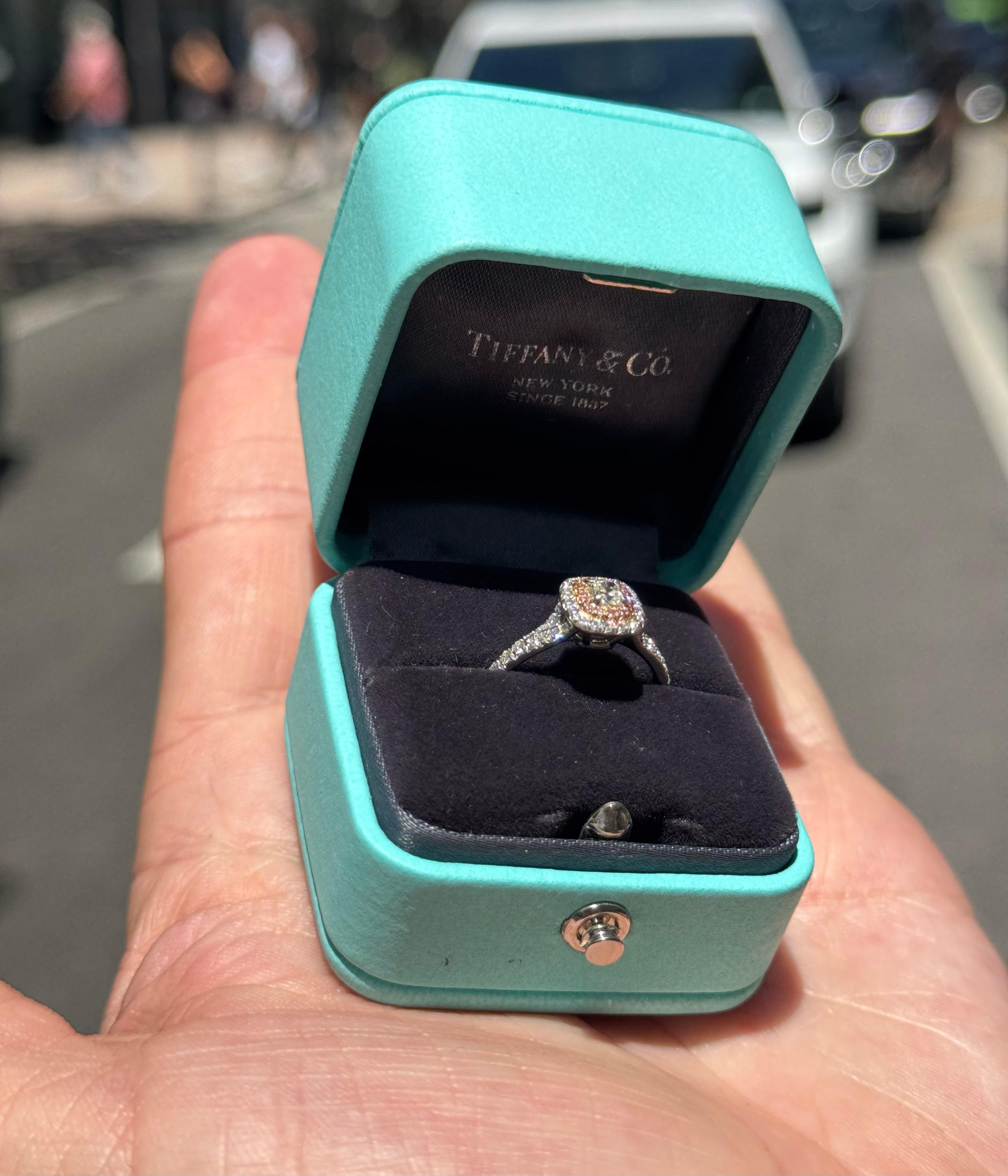 Moderno Tiffany & Co. Anello di fidanzamento con diamante Soleste con diamanti Pink Diamond in vendita