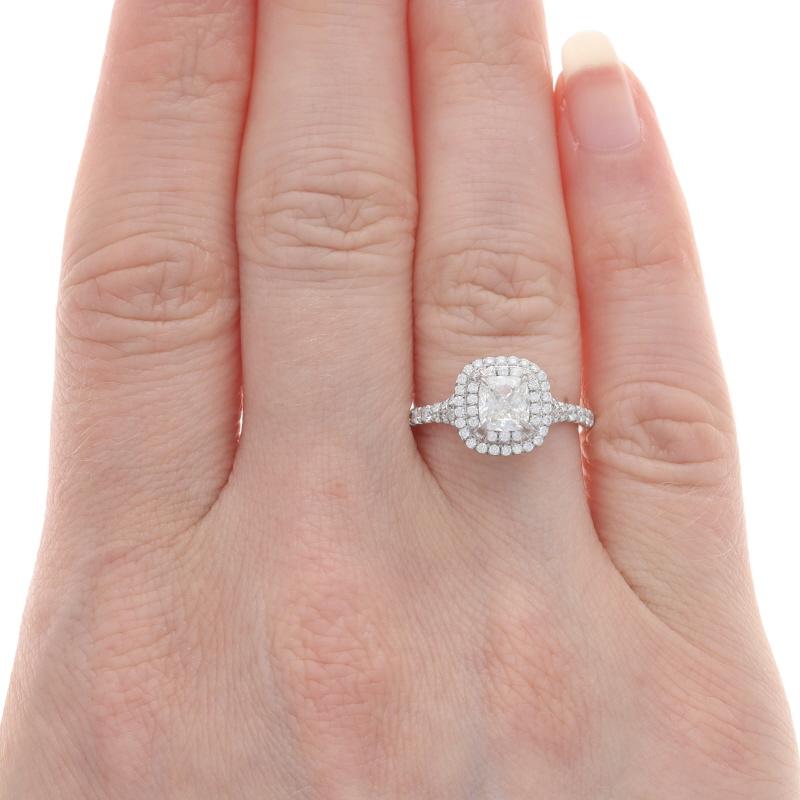 Größe: 5 1/2
Hinweis: Bitte kontaktieren Sie uns für ein Angebot zur Größenänderung.

Marke: Tiffany & Co.
Collection'S: Soleste

Metallgehalt: 950 Platin

Informationen zu Stein
Natürlicher Diamant
Karat(e): .72ct (Karatstempel)
Schnitt:
