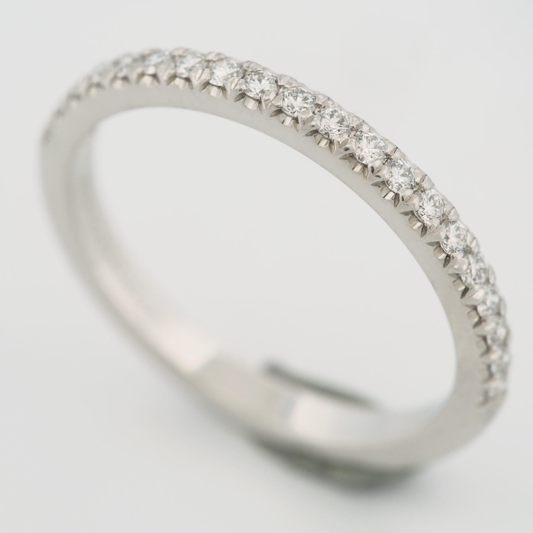Objet : Authentique Tiffany & Co. Bague demi-éternité Soleste avec diamants
Pierres : Diamant ( 0.17ct )
Métal : Platine 950
Taille de la bague : TAILLE US 4.75 TAILLE UK I 3/4
Diamètre interne : 15.60 mm
Mesure : 2,0 mm de largeur
Poids : 2,8
