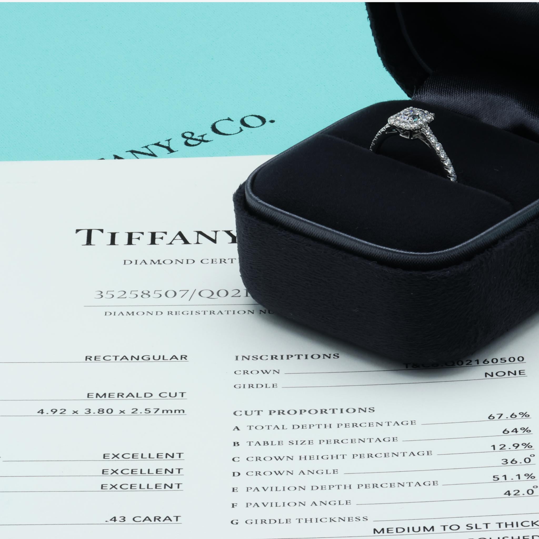 Taille émeraude Tiffany & Co. Bague de fiançailles Soleste Emerald Cut Diamond Halo Platinum en vente