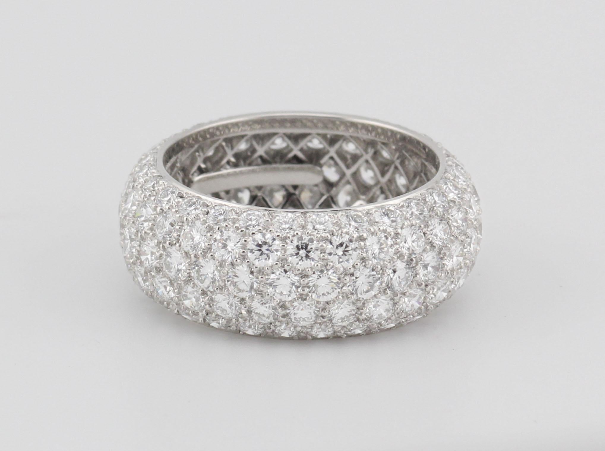 Questo moderno bracciale di Tiffany & Co. è un pezzo di alta gioielleria straordinario e contemporaneo. Questo bracciale incarna la squisita maestria e l'eleganza senza tempo per cui Tiffany & Co. è rinomata.

Realizzato in platino, un metallo