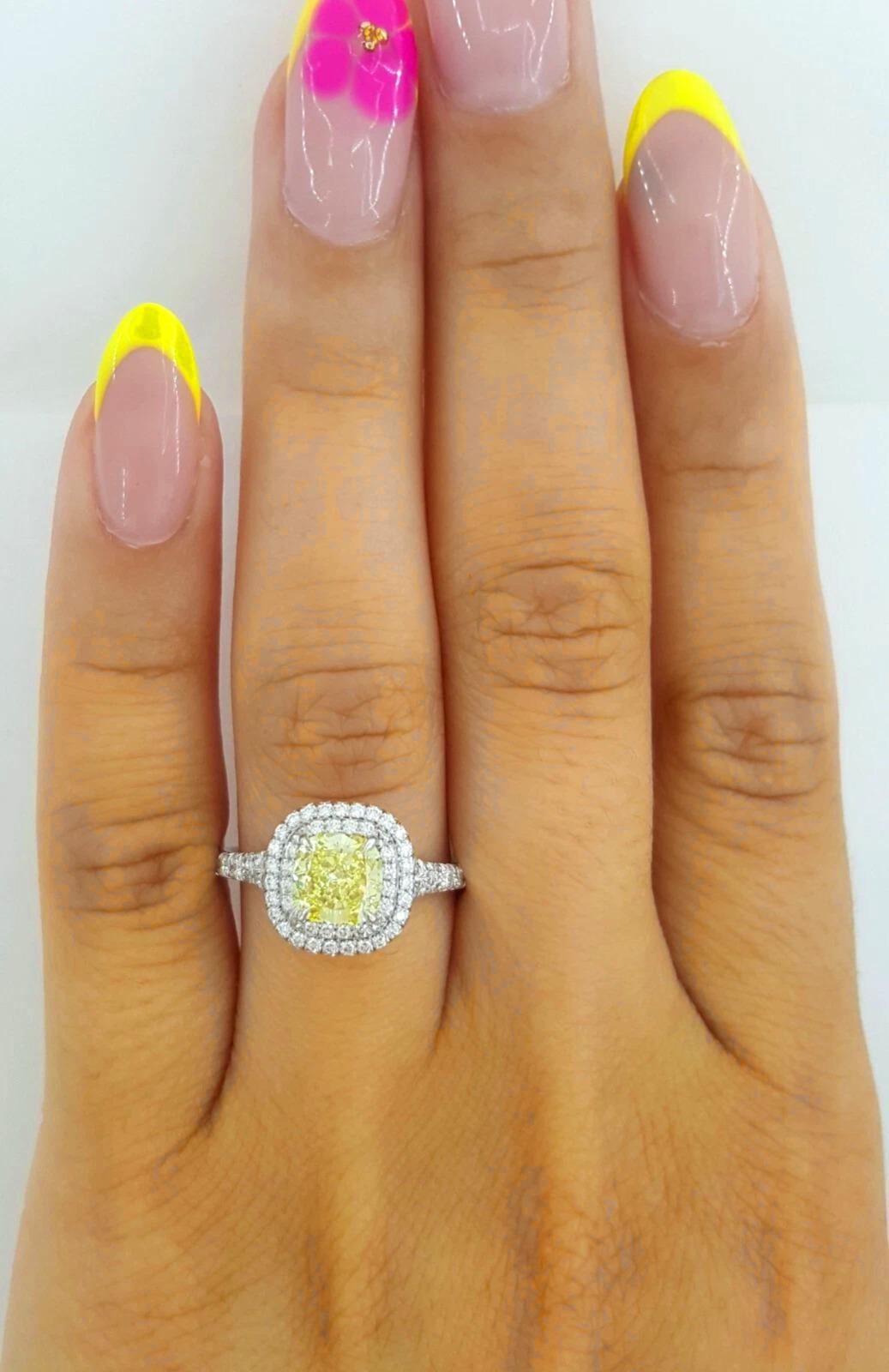 Tiffany & Co. Anello di fidanzamento a doppia aureola con diamante giallo intenso Soleste® in platino

Eleva la tua collezione con questa iconica Tiffany & Co. L'anello di fidanzamento Soleste®, un'espressione straordinaria di eleganza senza tempo e
