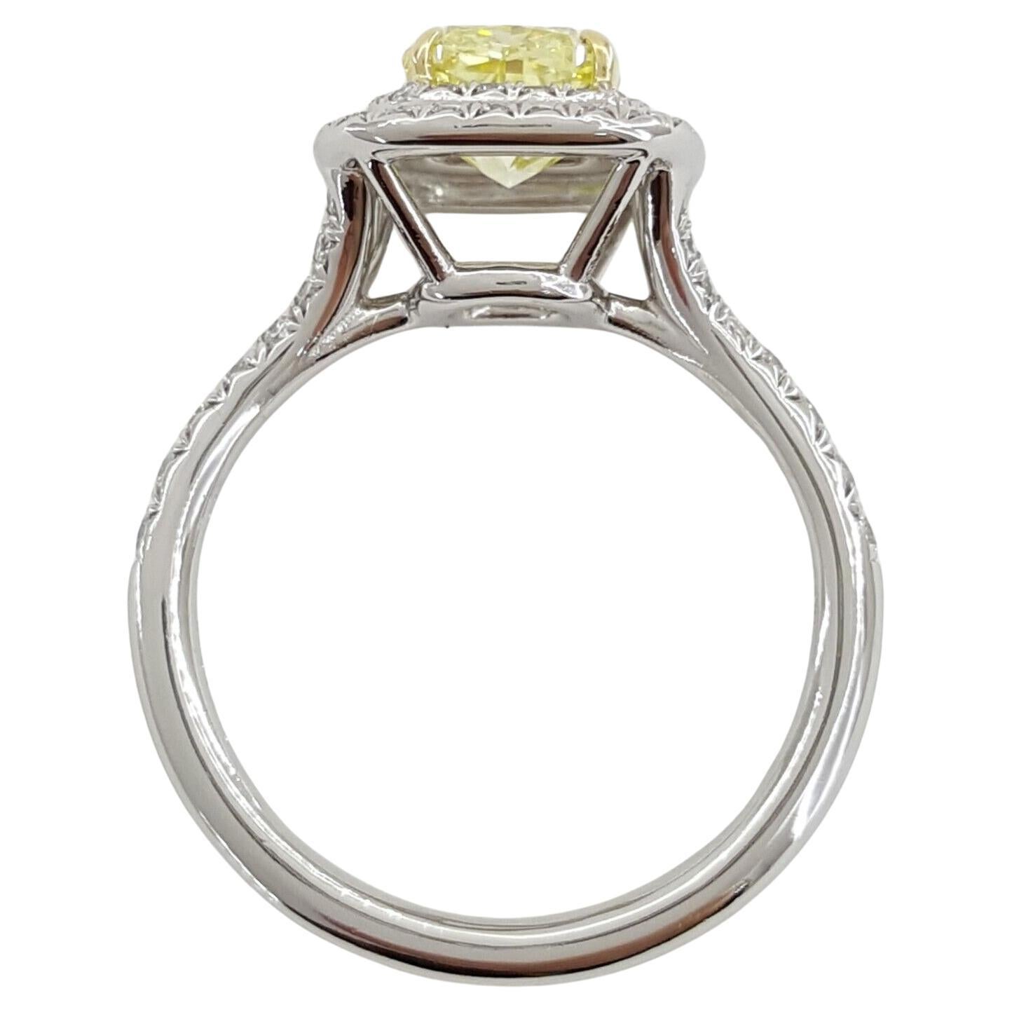 Découvrez le summum de l'élégance avec la collection Tiffany & Co. Bague de fiançailles Soleste® sertie d'un superbe diamant taille brillant coussin de 1,78 ct de couleur jaune intense fantaisie. Serti dans un luxueux halo de platine et d'or jaune