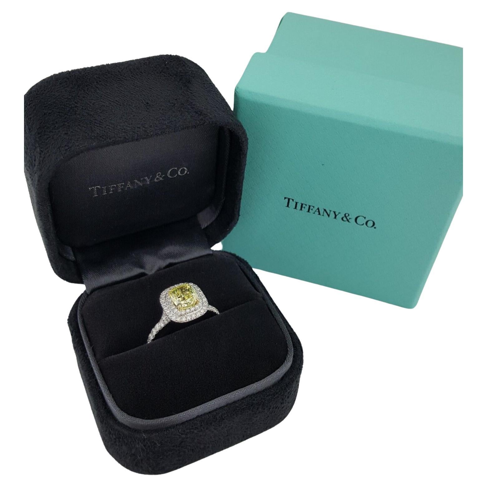 Tiffany & Co. Soleste Verlobungsring mit intensiv gelbem Fancy-Halo-Diamant (Kissenschliff) im Angebot