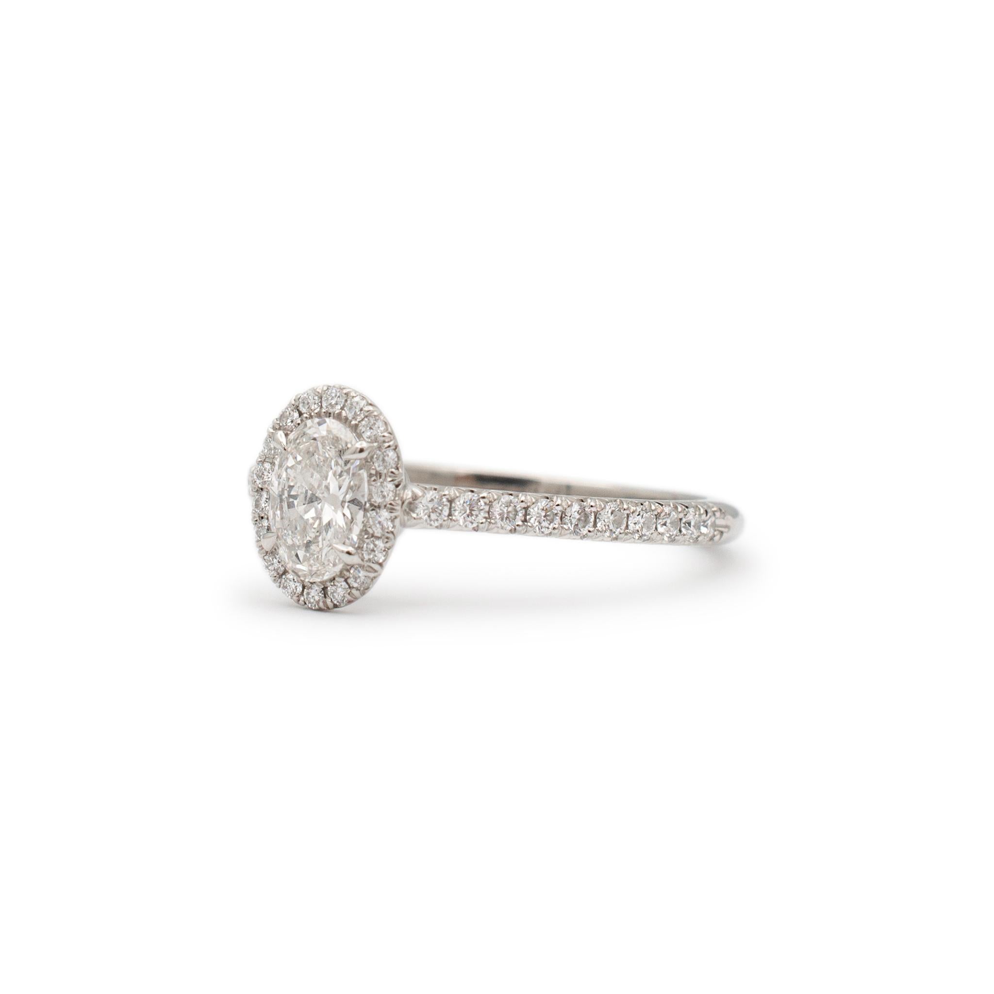 Marke: Tiffany & Co.

Geschlecht: Damen

Größe: 6

Abmessungen des Halo-Kopfes: 8.60mm x 7.30mm

Maximale Breite des Schaftes: 1.75 mm

Gewicht: 3.17 Gramm

Damen TIFFANY & CO. 950 Platin Diamant Verlobungsring im modernen Stil (1950 bis heute) mit