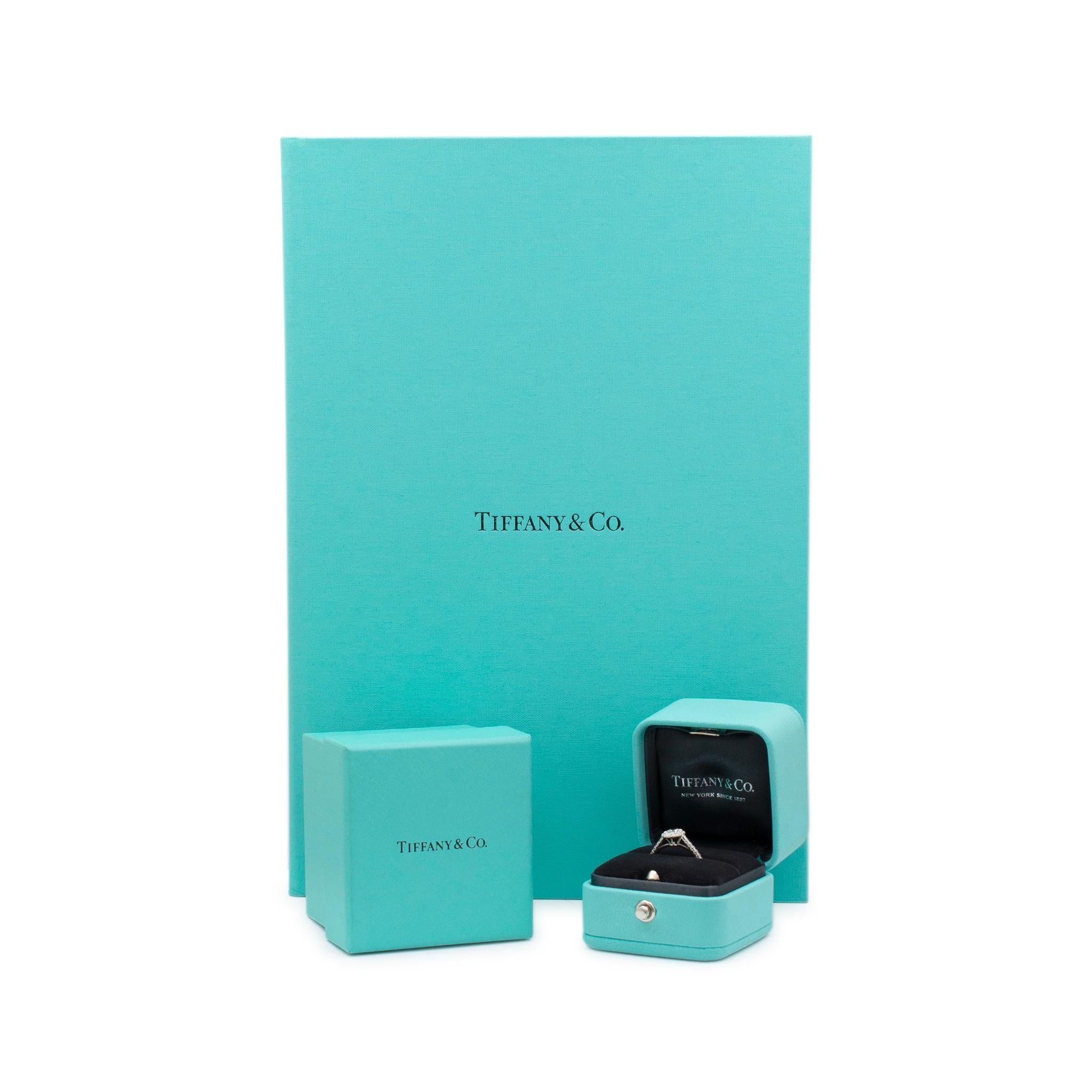 Tiffany & Co. Soleste Damen Platin Verlobungsring mit ovalem Halo-Diamant 2