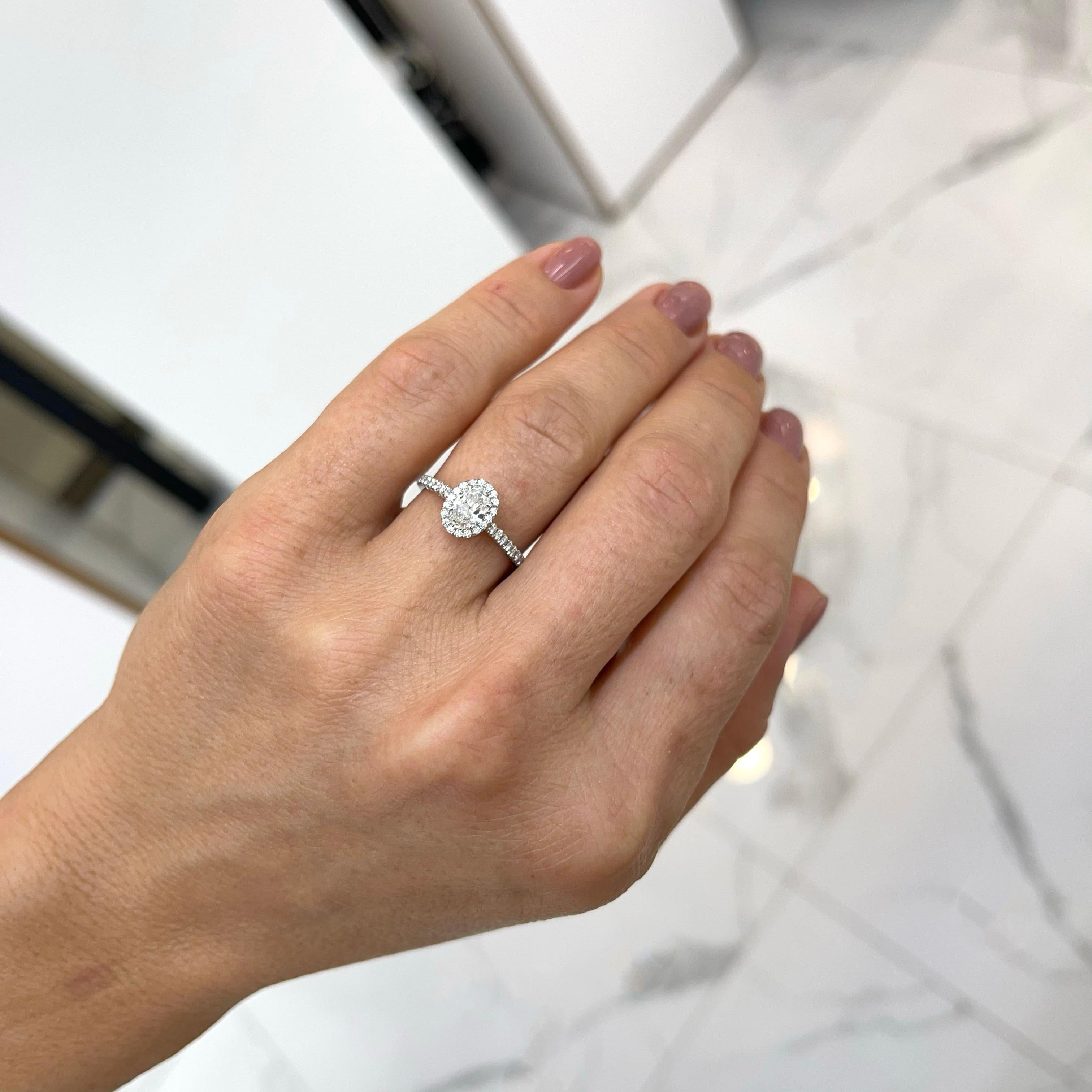 Tiffany & Co. Soleste Damen Platin Verlobungsring mit ovalem Halo-Diamant 4