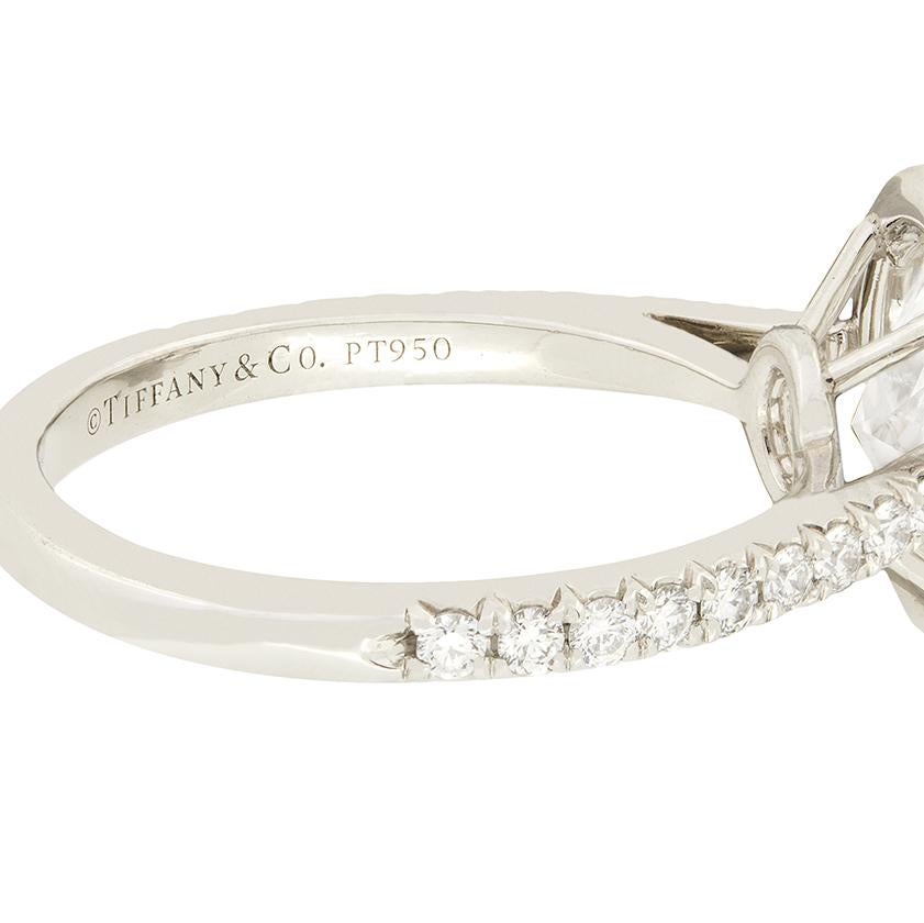 Ein schillernder Diamant im Ovalschliff sitzt in diesem ovalen Halo, der von den weltberühmten Designern von Tiffany & Co entworfen wurde. Das Oval hat ein Gewicht von 1,14 Karat und wurde mit E in der Farbe und VVS2 in der Reinheit eingestuft. Es