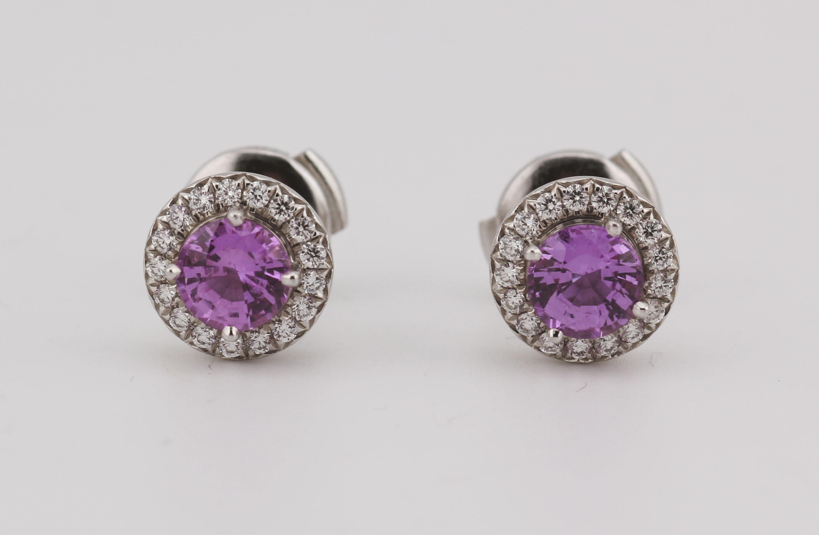 Zelebrieren Sie Farbe und Brillanz mit der Tiffany & Co. Soleste Rosa Saphir-Diamant-Ohrstecker. Diese atemberaubenden Ohrringe zeugen von außergewöhnlicher Handwerkskunst und zeitloser Eleganz und sind perfekt für jeden Anlass.

In der Mitte jedes