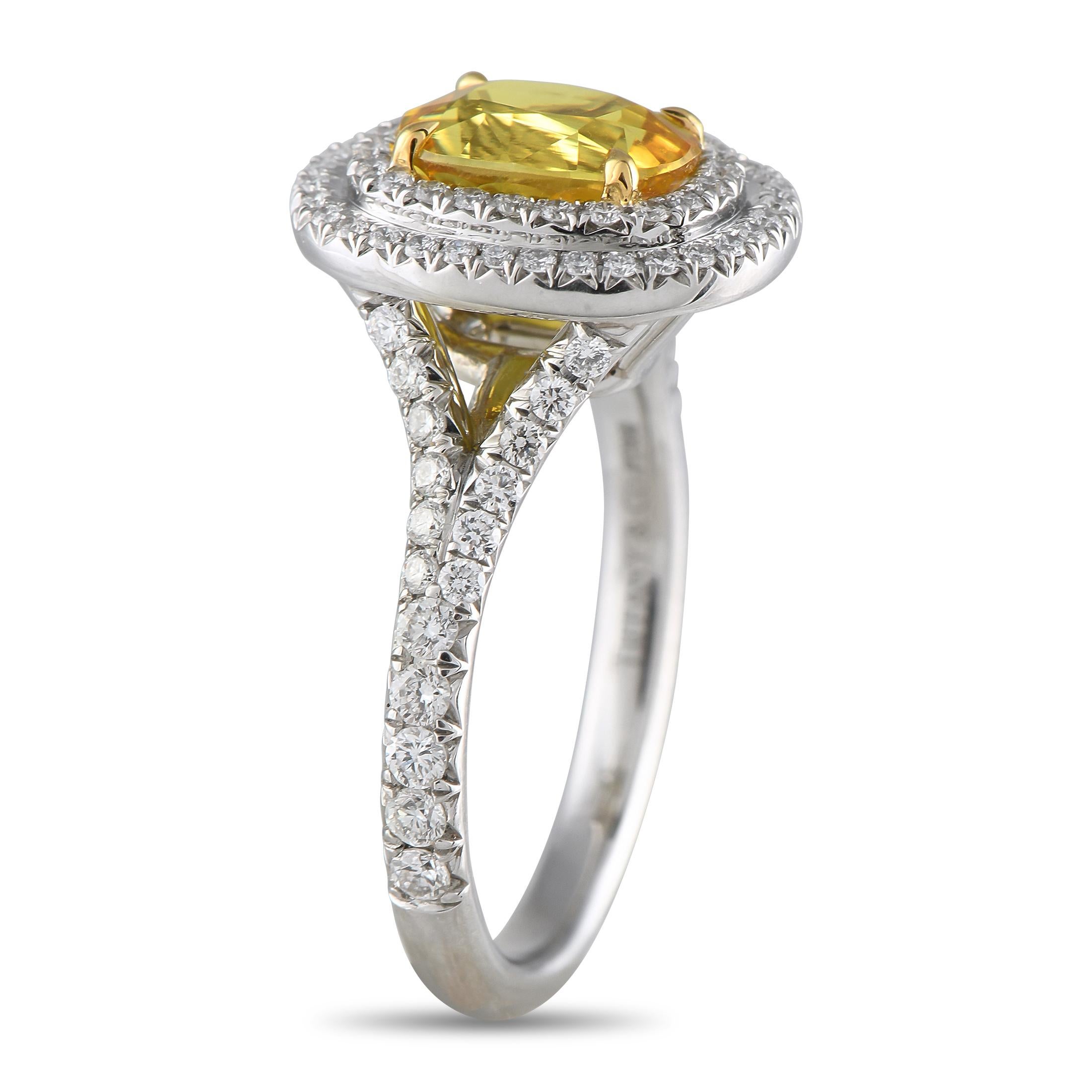 Questa Tiffany & Co. L'anello Soleste è semplicemente stupendo. Al centro, una gemma di Zaffiro giallo da 2,75 carati emana luce senza sforzo. The Row, con un peso totale di 0,80 carati, aggiunge ulteriore splendore a questo accessorio di grande