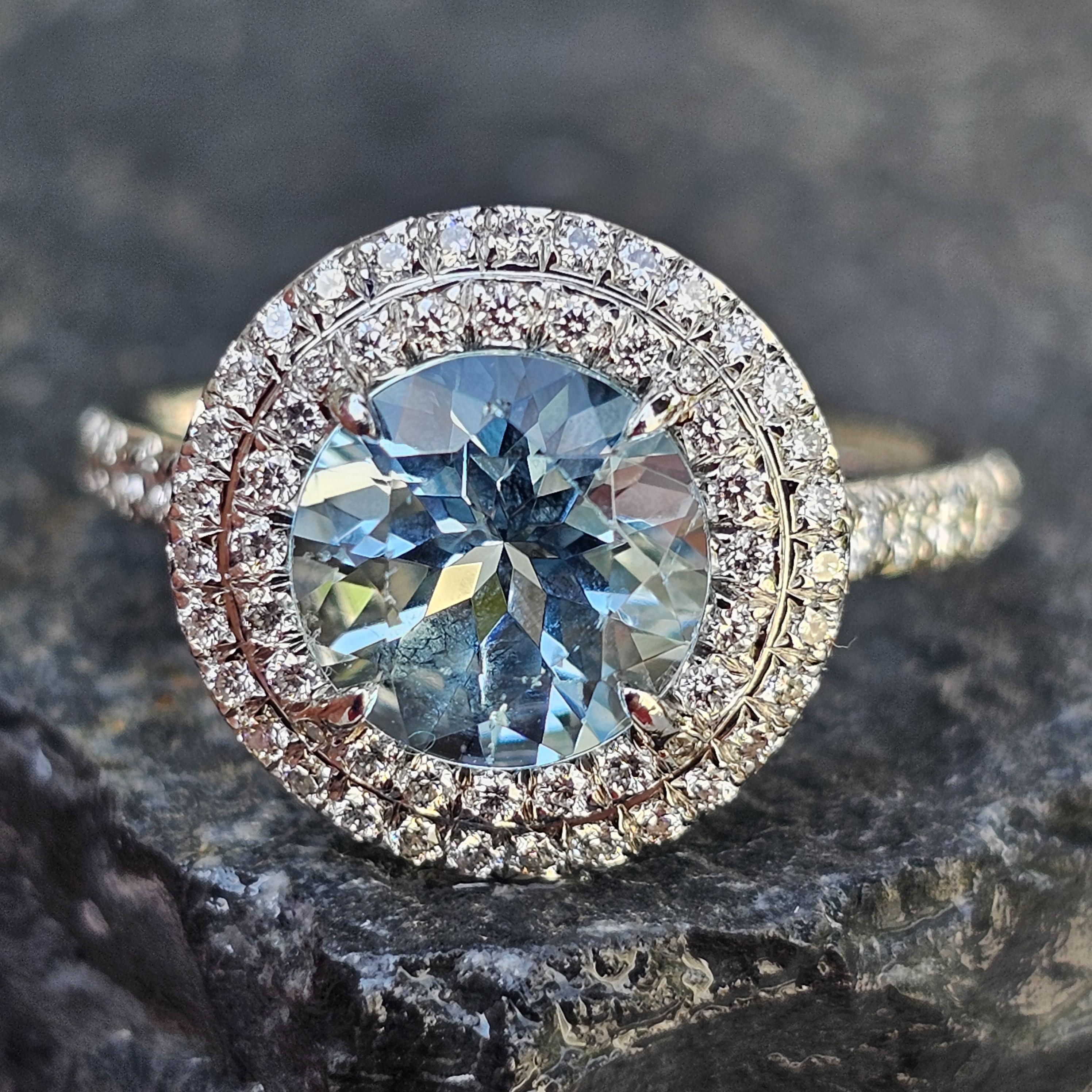 Cette pièce de Tiffany & Co. La bague Soleste en platine avec aigue-marine et diamant est une pièce de joaillerie fine étonnante conçue pour captiver. Avec une aigue-marine de taille ronde en guise de pièce maîtresse, la bague dégage une élégance