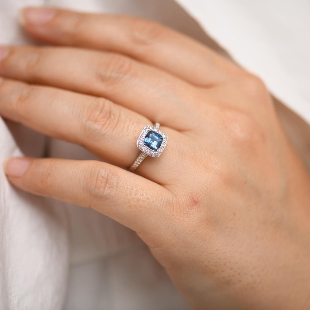 SKU	33301639
Kommt mit	Nur Box
Seriennummer	25******
Metall	Platin
Steine	Aquamarin, Diamant
Gesamtgewicht der Diamanten	ca. 0,4ct
Gewicht	Ungefähr 4,94 g
Ringgröße 	51 
Bedingung	Ausgezeichnet
Andere Infos	Größe: 51 (UK: K-L, US: 5.5) Durchmesser: