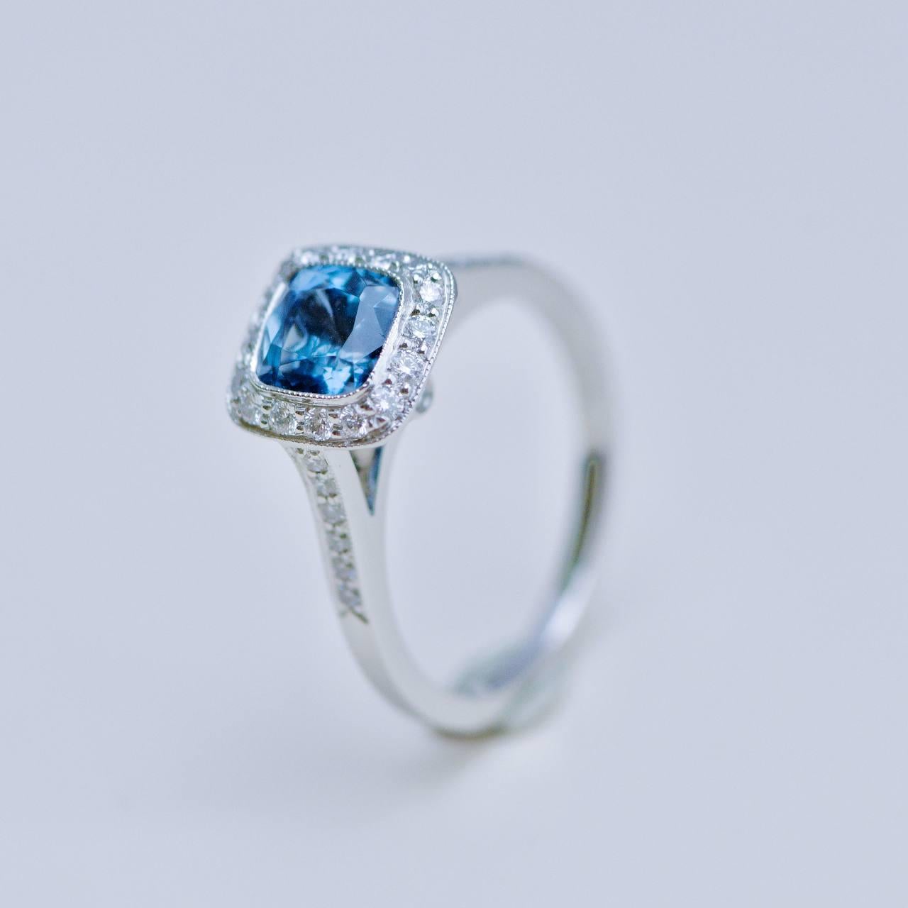 Tiffany & Co. Soleste Platin Aquamarin und Diamant Ring Größe 51 im Angebot 2