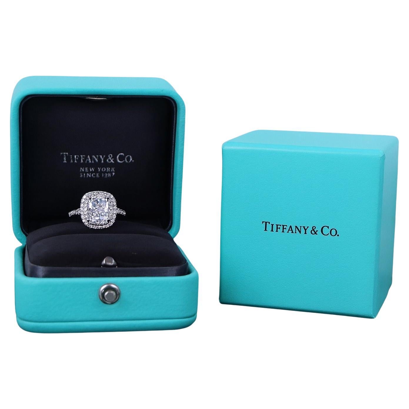 Tiffany & Co. Anello di fidanzamento Soleste in platino con diamante a cuscino e doppia aureola

Un'iconica Tiffany & Co. Anello di fidanzamento Soleste in platino, con uno splendido diamante taglio cuscino circondato da una doppia aureola di