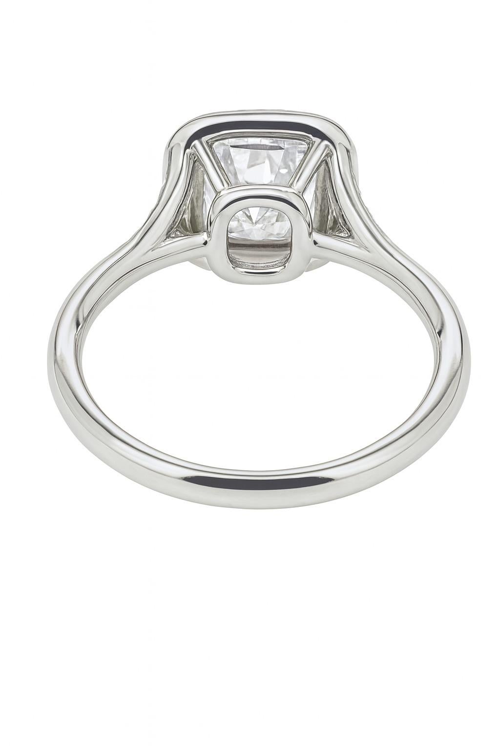 Tiffany & Co. Bague Soleste en platine avec diamant taillé en coussin

Un design élégant et intemporel de Tiffany & Co, réalisé en platine 950 massif pour un poids total de 6,6 grammes.

Au centre se trouve un diamant naturel de taille brillant