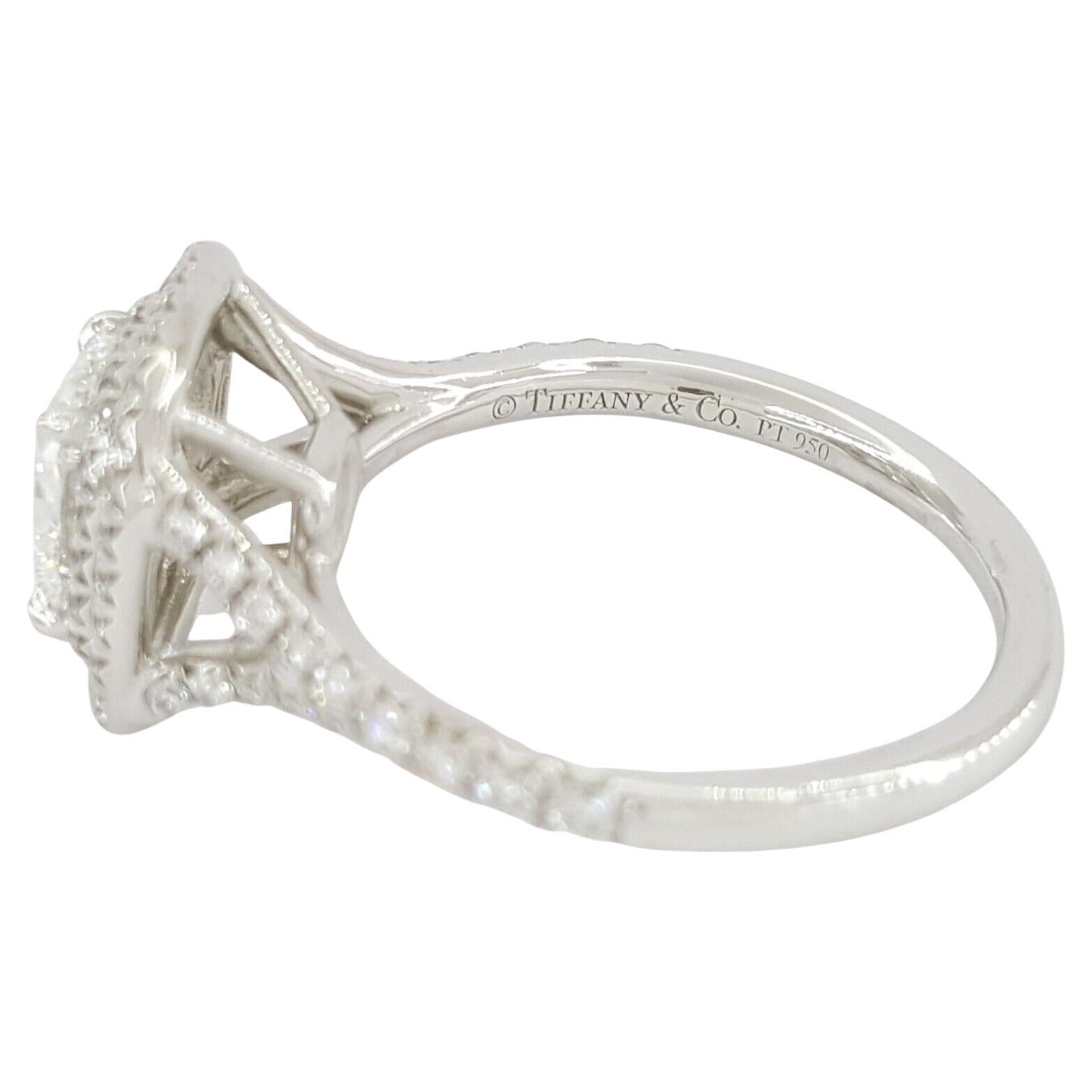 Tiffany & Co. Anello di fidanzamento Soleste in platino con doppio cuscino di diamanti ✨

Questo squisito gioiello Tiffany & Co. L'anello Soleste sfoggia un accattivante diamante da 2,00 carati con taglio a cuscino, circondato da due aureole di