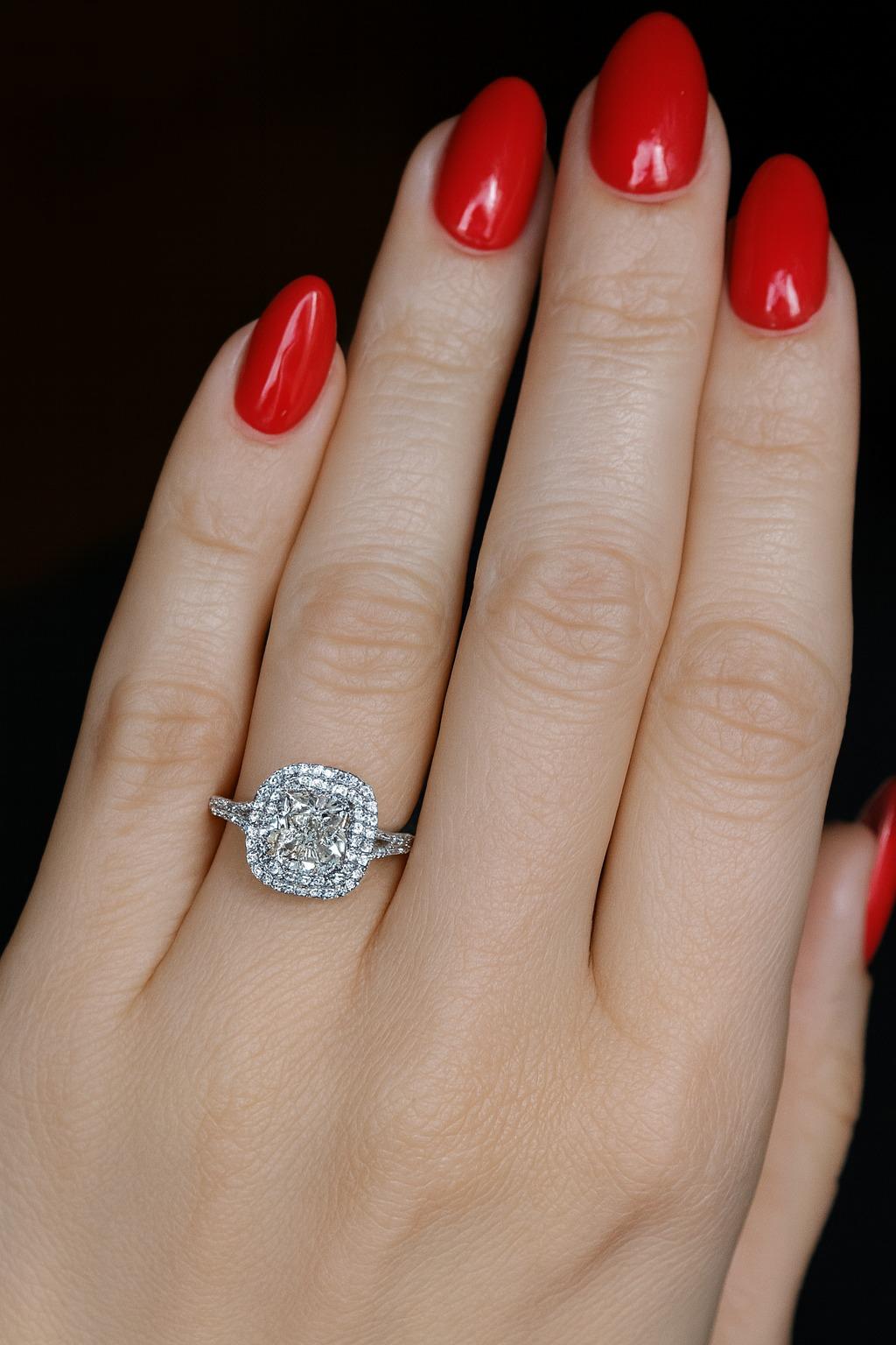 Contemporaneo Tiffany & Co. Anello di fidanzamento Soleste in platino con diamante a cuscino e doppia aureola in vendita