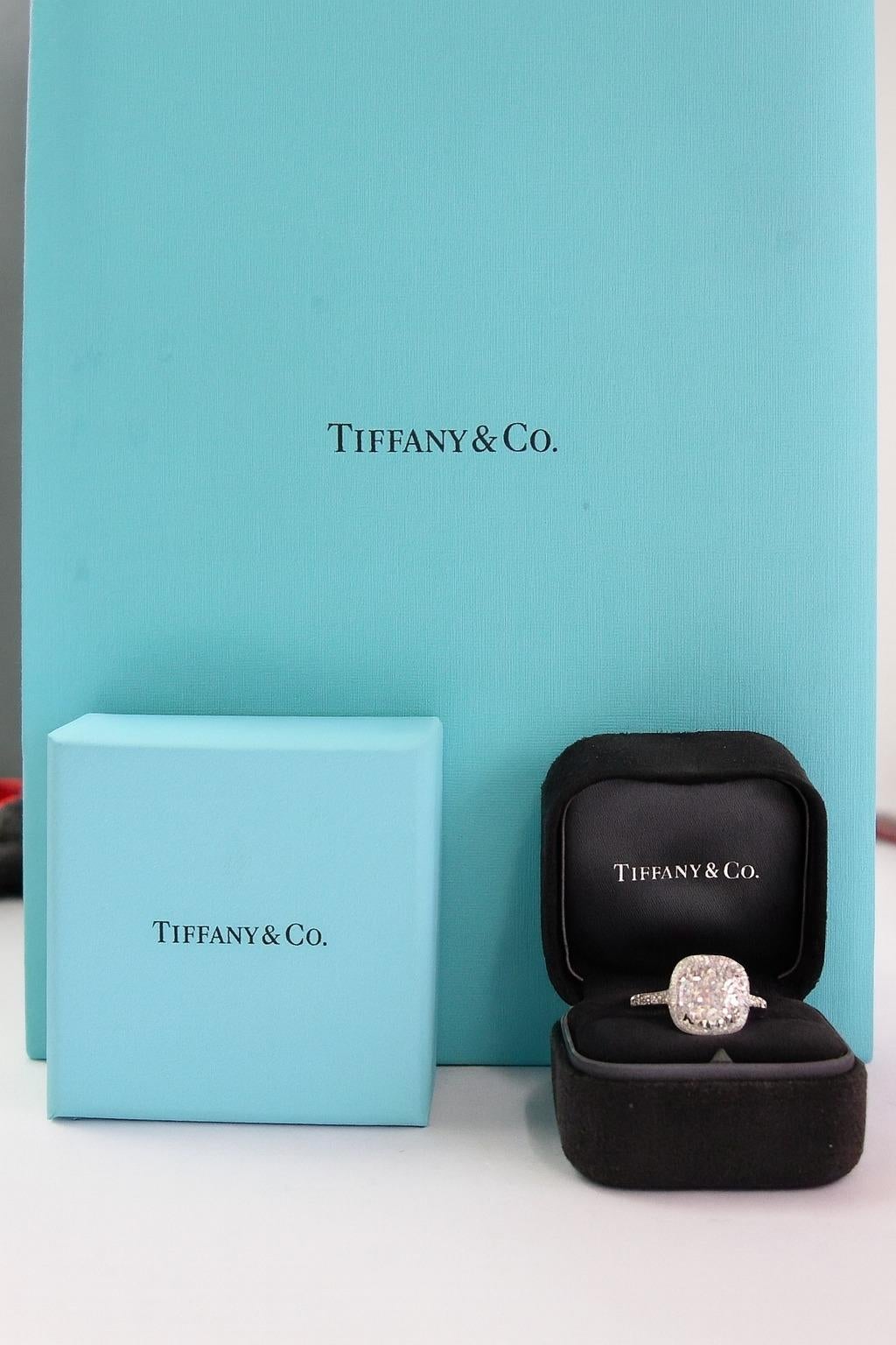 Contemporain Tiffany & Co. Bague de fiançailles Soleste en platine avec double halo de diamants en forme de coussins en vente