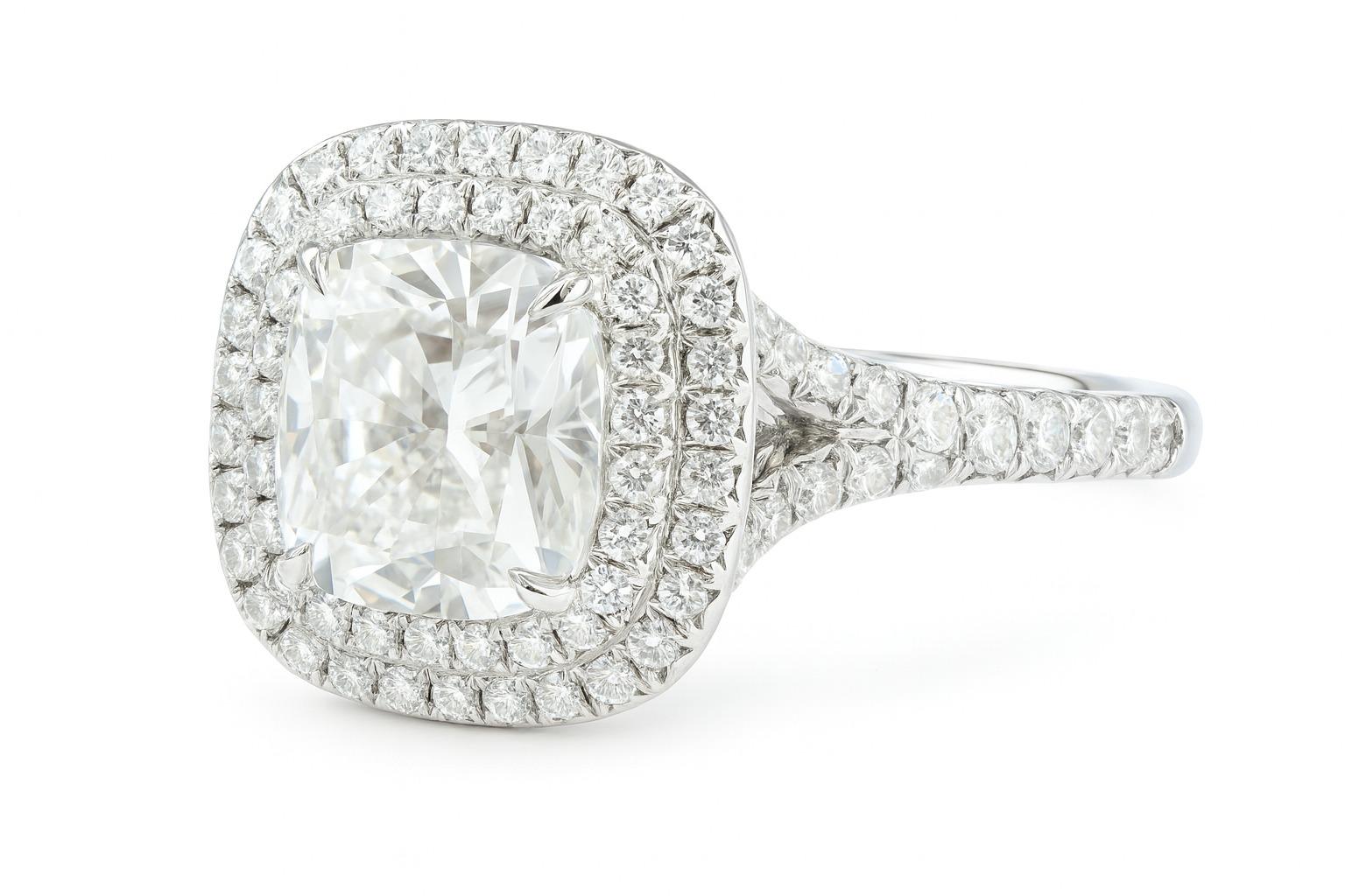 Taille coussin Tiffany & Co. Bague de fiançailles Soleste en platine avec double halo de diamants en forme de coussins en vente