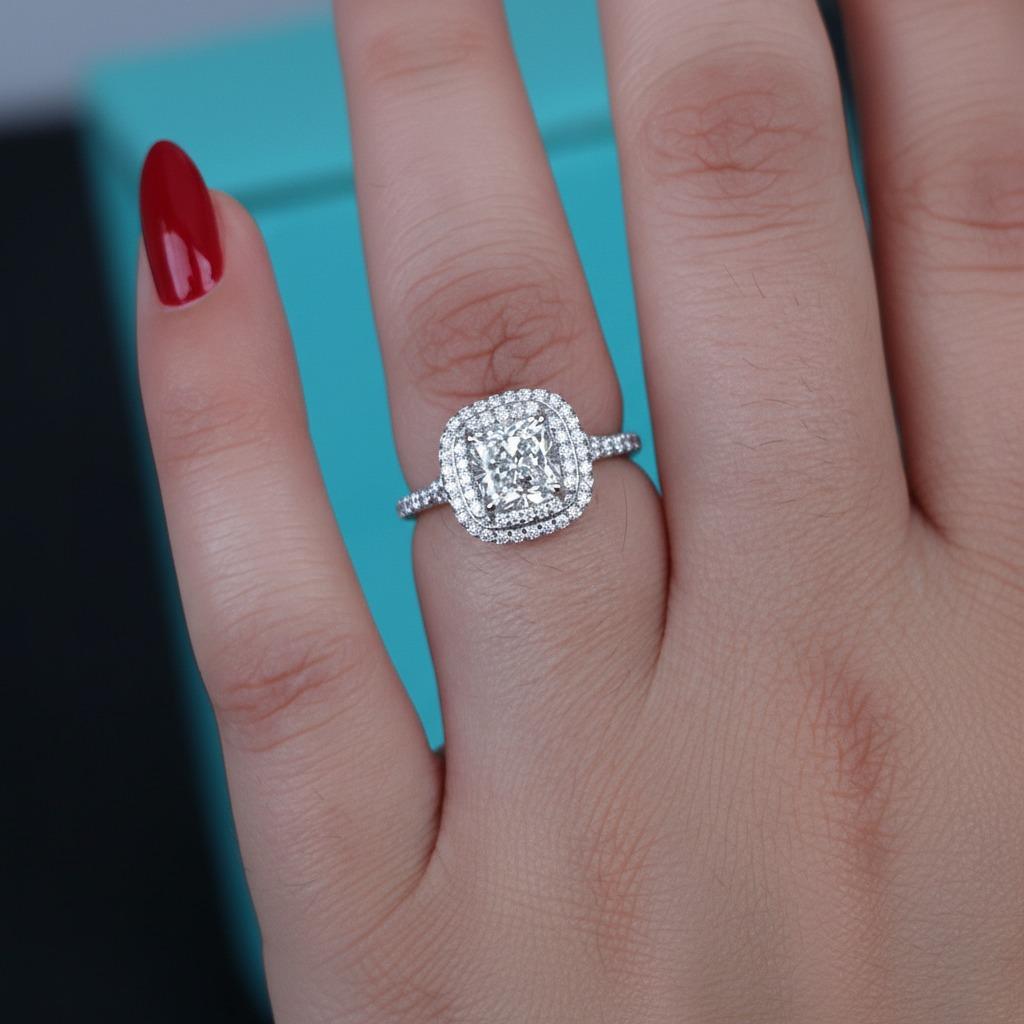 Tiffany & Co. Anello di fidanzamento Soleste in platino con diamante a cuscino e doppia aureola in vendita 3