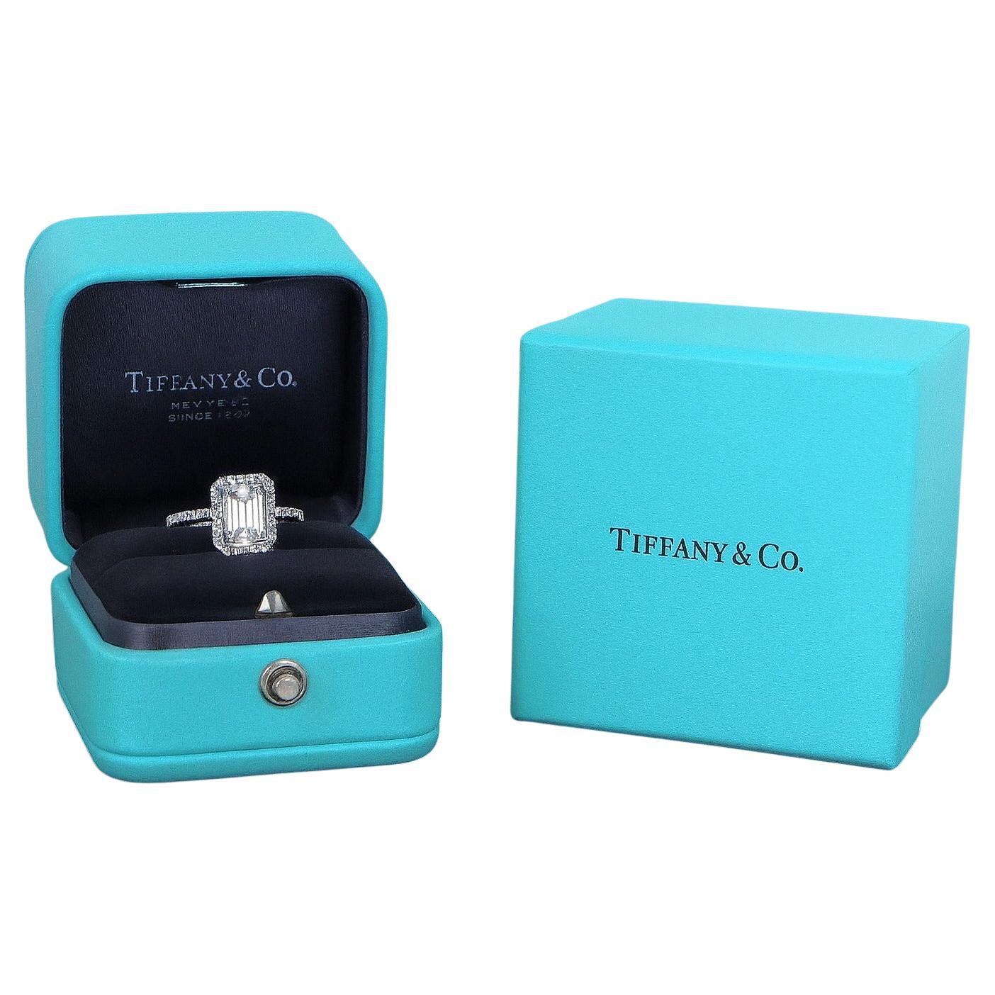 Contemporaneo Tiffany & Co. Anello di fidanzamento Soleste in platino con diamanti taglio smeraldo in vendita