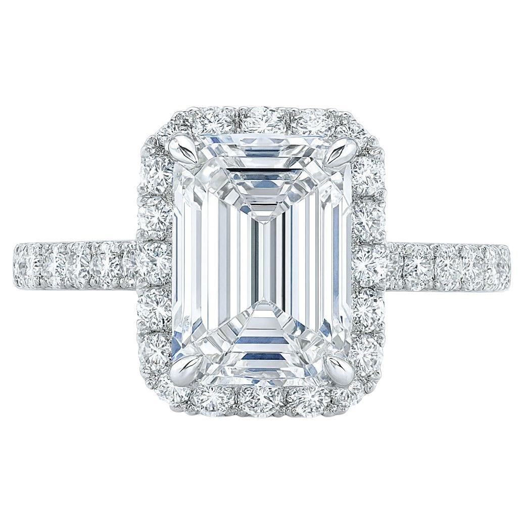 Tiffany
Co. Anello di fidanzamento Soleste in platino con diamanti taglio smeraldo