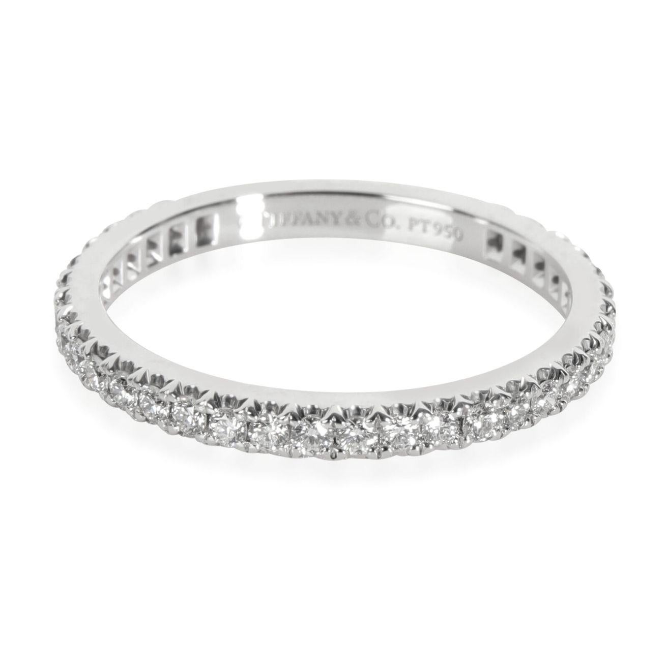 TIFFANY & Co. Soleste Bague à diamant en platine pour l'éternité 6

Métal : Platine 
Taille : 6
Largeur de la bande : 2mm 
Diamant : diamants ronds de taille brillant, poids total de 34 carat. 
Poinçon : ©TIFFANY&CO. PT950 
Condit : Excellent état,