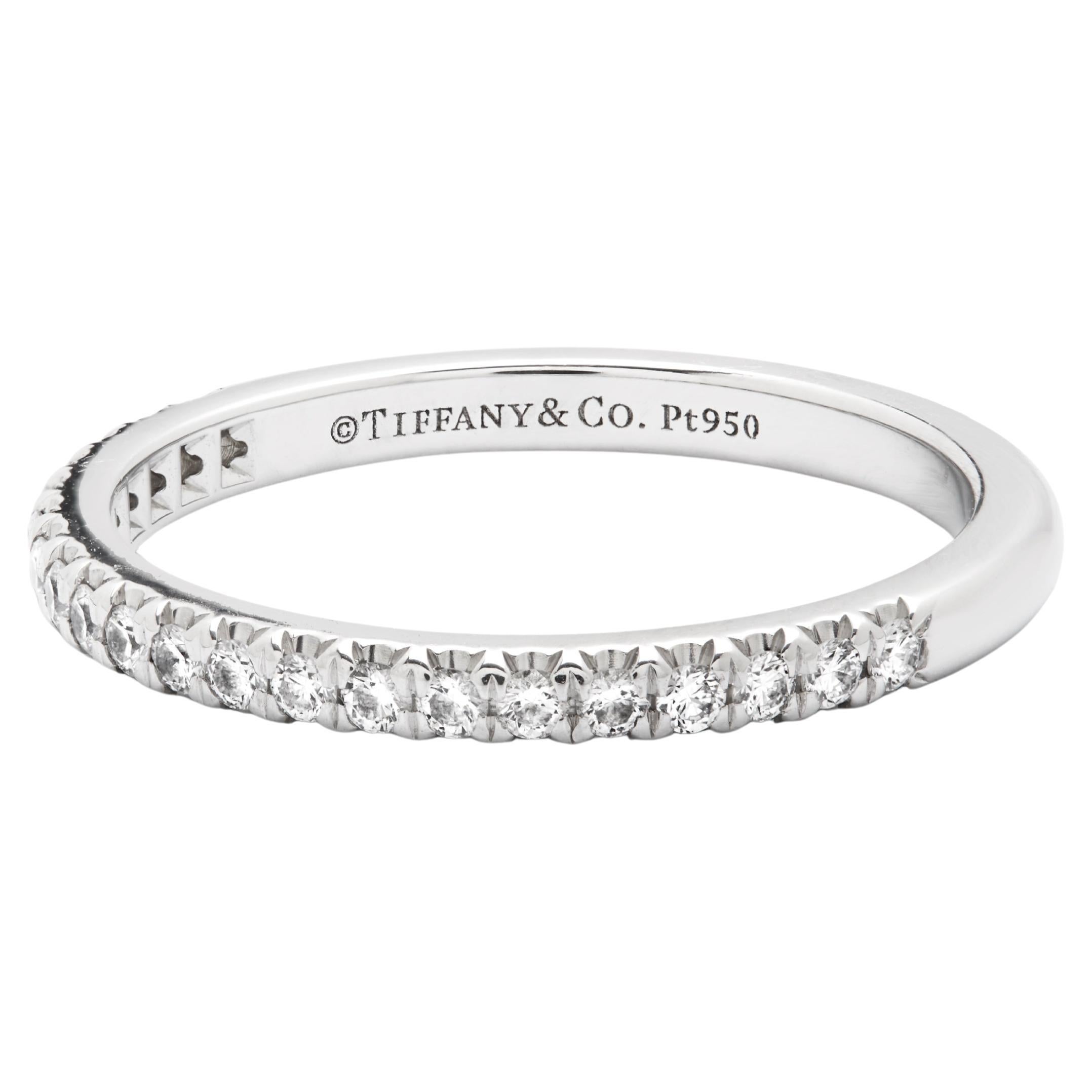 Tiffany & Co Soleste Pre-owned Platin Hälfte Diamantband. u2028Wunderschönes halbes Band aus Diamanten, besetzt mit ca. 0,17ct runden Steinen im Brillantschliff, gefertigt aus Platin. 
Kombinieren Sie ihn mit dem Soleste Cluster Diamond Ring, der