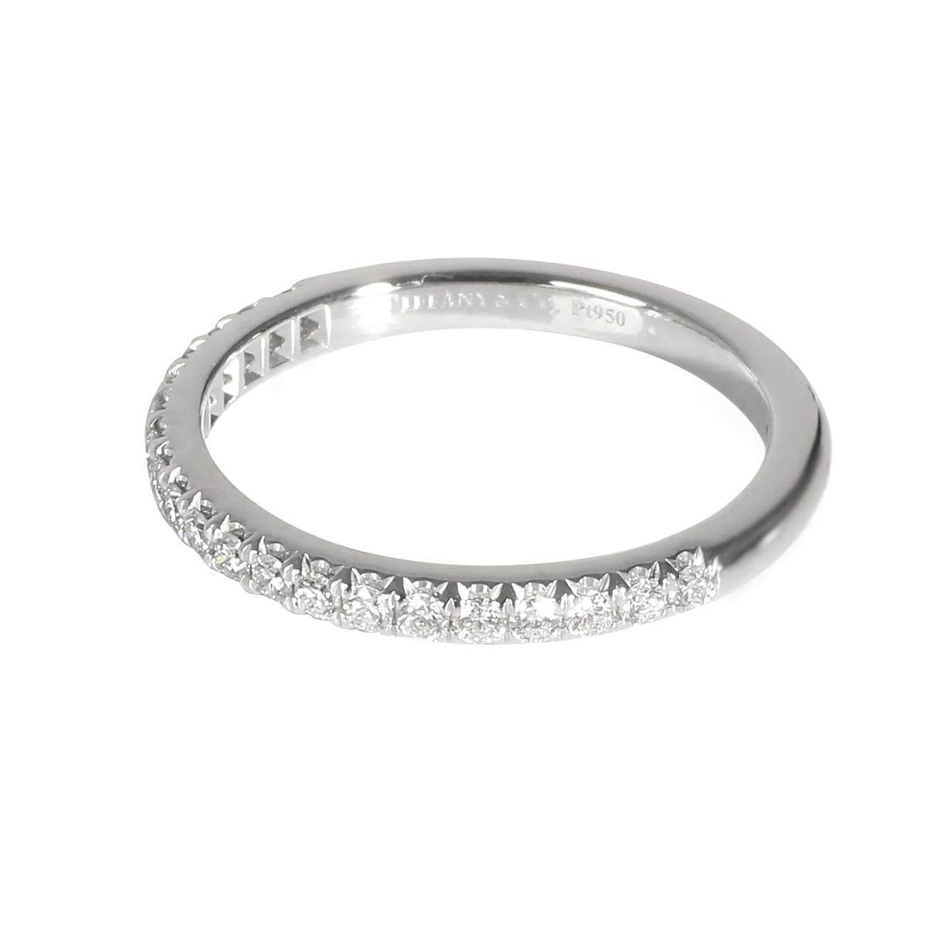 Taille ronde TIFFANY & Co. Bague Soleste en platine avec demi-cercle de diamants, taille 4.5 en vente