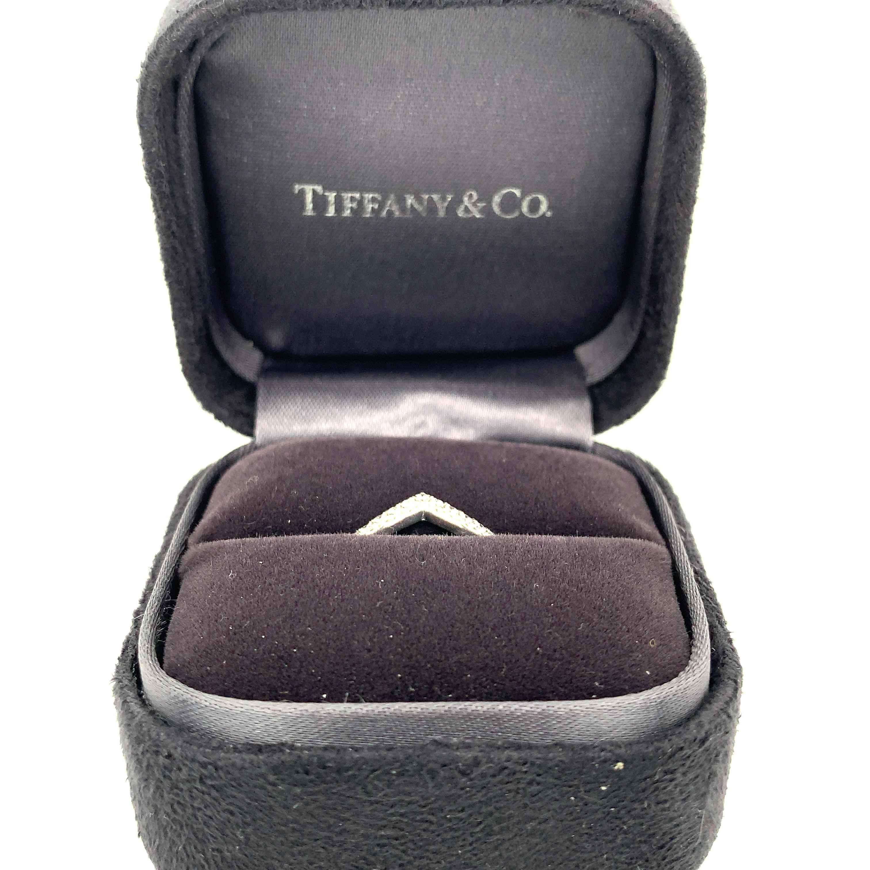 Tiffany & Co Platinum Round Diamond V Ring (bague en V en diamant rond)
Taille de l'anneau 5.5
3,3 grammes
Diamants blancs de taille ronde et brillante 0.15 carats de poids total
Couleur : F
Clarté : VS2

Il s'agit d'un magnifique bracelet en