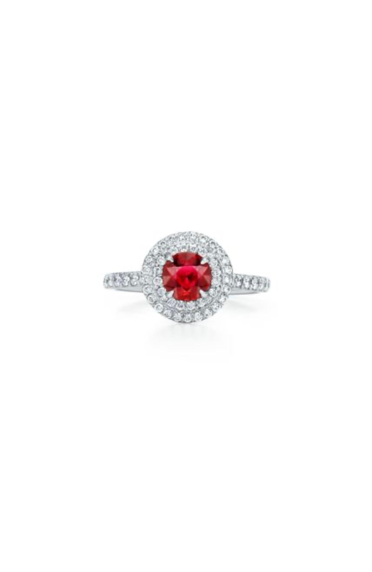 Irradiant une élégance intemporelle et un savoir-faire exceptionnel, la bague Tiffany Soleste en rubis et diamants est une célébration de la passion et du prestige . En son centre se trouve un rubis rouge vif - prisé pour sa couleur riche et sa
