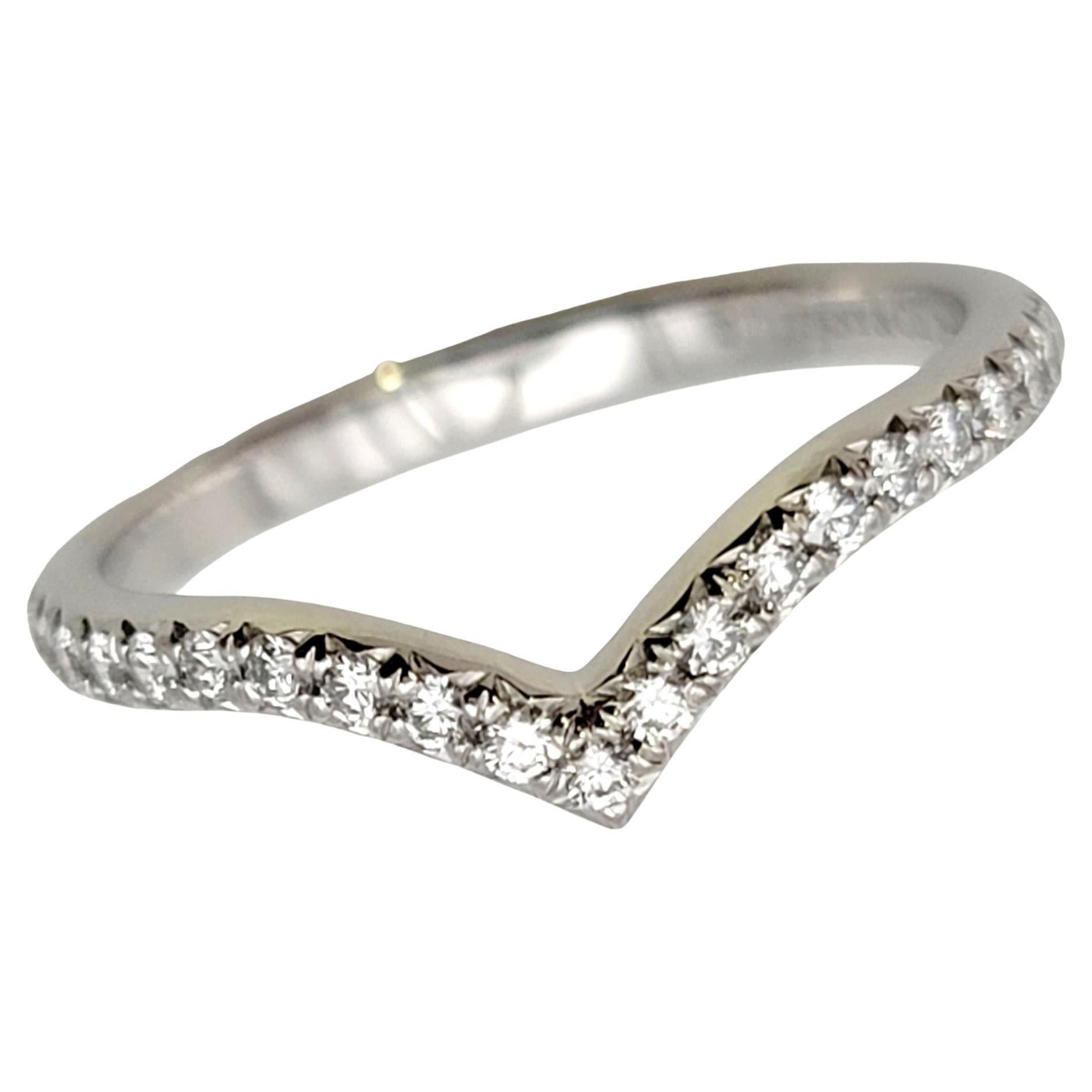 Taille de l'anneau : 5.75

Magnifique bague Tiffany & Co. 'Soleste' en diamant avec un anneau en 'V'.  Fondée en 1837 à New York, Tiffany & Co. est l'une des maisons de design de luxe les plus célèbres au monde, reconnue dans le monde entier pour
