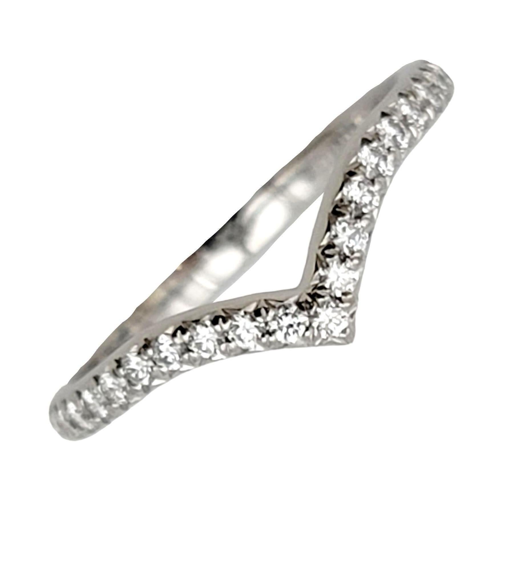 Taille ronde Tiffany & Co. Soleste, bague d'éternité semi-éternité en platine poli avec diamants « v » en vente