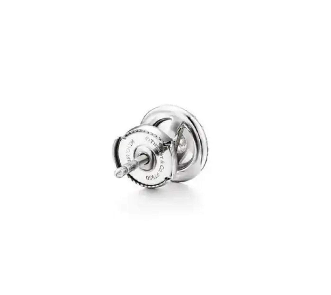 Estado impecable
Platino con diamantes
Dos diamantes centrales brillantes redondos, peso total en quilates 0,30, color D-J, claridad IF-SI1
Otros diamantes brillantes redondos, peso total en quilates 0,30
Dimensión: 8,5 mm
Viene con caja
